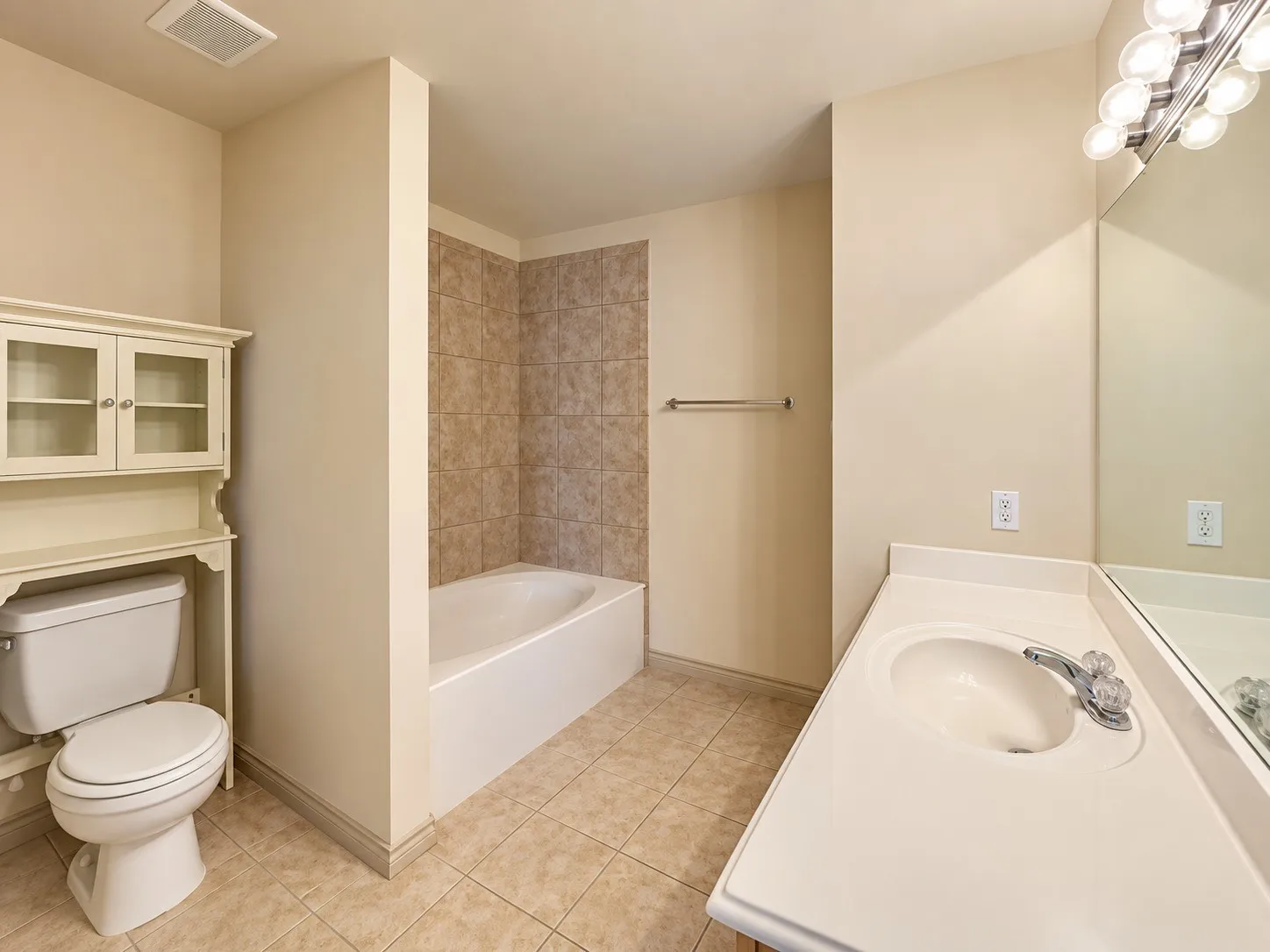 Townhouse For Rent in Tarrant County , 3933 Fernando Drive, Fort Worth, Texas 76040, 3 Bedroom, 3 Bathroom, 1 Garage spaces, 1,567 Sqft, built in 2008, mls#21376330, Real Estate Agent in Fort Worth, Homes For Rent in Tarrant county, Homes For Rent in Fort Worth, Realtor in Fort Worth Texas, Real Estate Brokerage Independent Realty Texas, Luminita Cordes Realtor