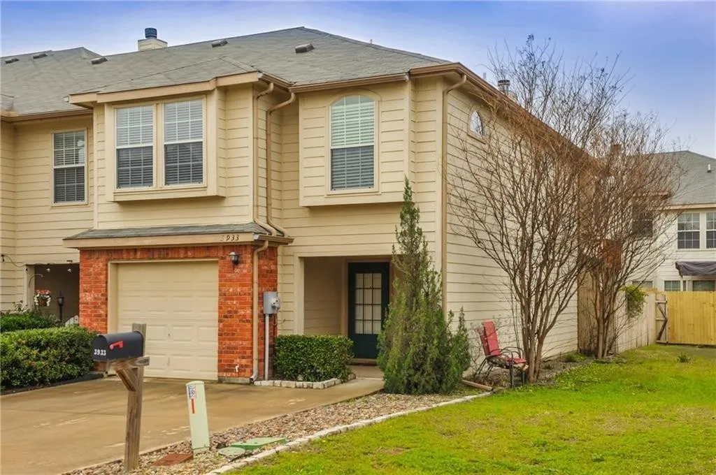 Townhouse For Rent in Tarrant County , 3933 Fernando Drive, Fort Worth, Texas 76040, 3 Bedroom, 3 Bathroom, 1 Garage spaces, 1,567 Sqft, built in 2008, mls#21376330, Real Estate Agent in Fort Worth, Homes For Rent in Tarrant county, Homes For Rent in Fort Worth, Realtor in Fort Worth Texas, Real Estate Brokerage Independent Realty Texas, Luminita Cordes Realtor