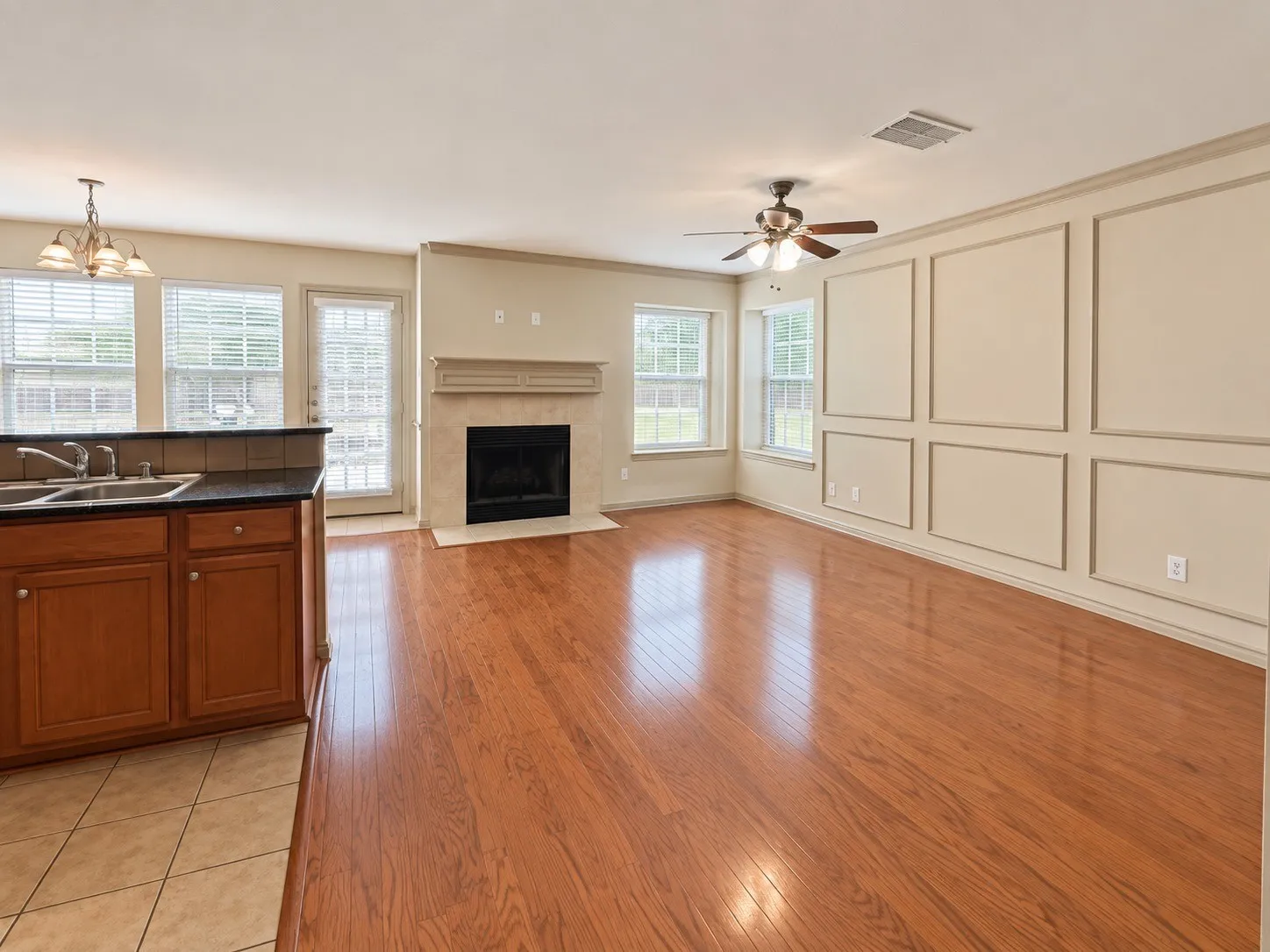 Townhouse For Rent in Tarrant County , 3933 Fernando Drive, Fort Worth, Texas 76040, 3 Bedroom, 3 Bathroom, 1 Garage spaces, 1,567 Sqft, built in 2008, mls#21376330, Real Estate Agent in Fort Worth, Homes For Rent in Tarrant county, Homes For Rent in Fort Worth, Realtor in Fort Worth Texas, Real Estate Brokerage Independent Realty Texas, Luminita Cordes Realtor