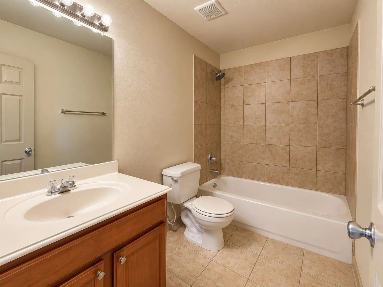 Townhouse For Rent in Tarrant County , 3933 Fernando Drive, Fort Worth, Texas 76040, 3 Bedroom, 3 Bathroom, 1 Garage spaces, 1,567 Sqft, built in 2008, mls#21376330, Real Estate Agent in Fort Worth, Homes For Rent in Tarrant county, Homes For Rent in Fort Worth, Realtor in Fort Worth Texas, Real Estate Brokerage Independent Realty Texas, Luminita Cordes Realtor