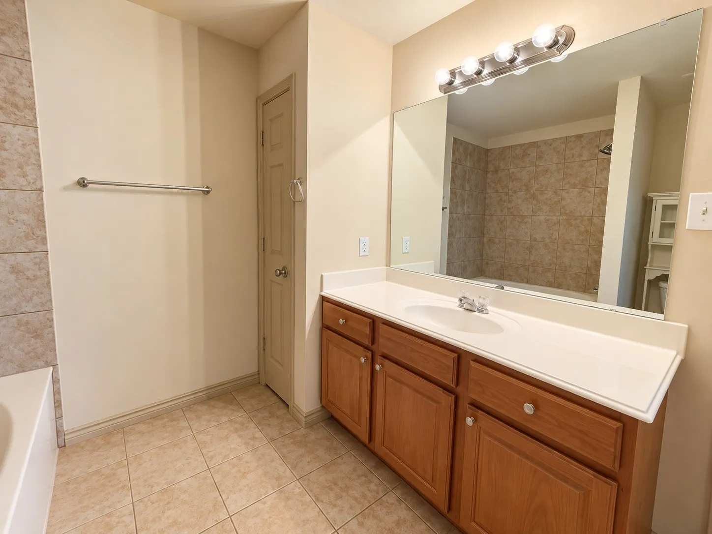 Townhouse For Rent in Tarrant County , 3933 Fernando Drive, Fort Worth, Texas 76040, 3 Bedroom, 3 Bathroom, 1 Garage spaces, 1,567 Sqft, built in 2008, mls#21376330, Real Estate Agent in Fort Worth, Homes For Rent in Tarrant county, Homes For Rent in Fort Worth, Realtor in Fort Worth Texas, Real Estate Brokerage Independent Realty Texas, Luminita Cordes Realtor