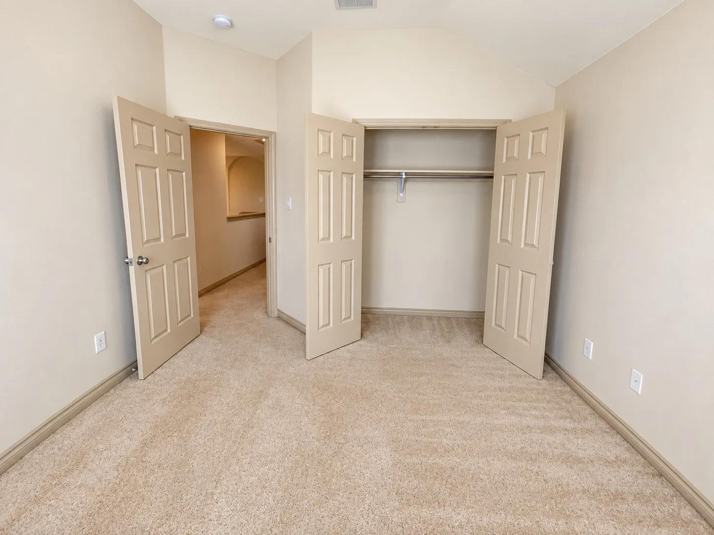 Townhouse For Rent in Tarrant County , 3933 Fernando Drive, Fort Worth, Texas 76040, 3 Bedroom, 3 Bathroom, 1 Garage spaces, 1,567 Sqft, built in 2008, mls#21376330, Real Estate Agent in Fort Worth, Homes For Rent in Tarrant county, Homes For Rent in Fort Worth, Realtor in Fort Worth Texas, Real Estate Brokerage Independent Realty Texas, Luminita Cordes Realtor