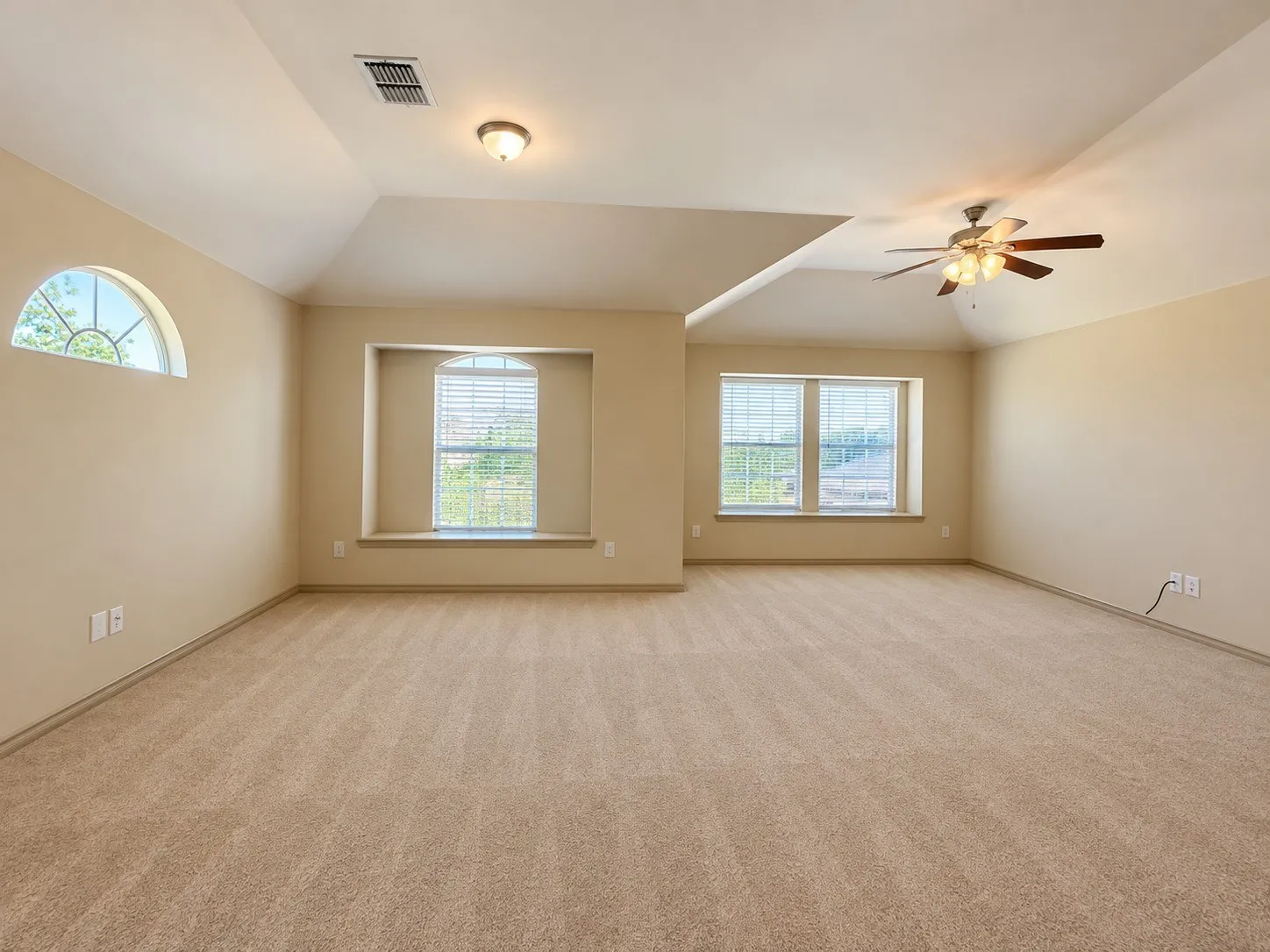 Townhouse For Rent in Tarrant County , 3933 Fernando Drive, Fort Worth, Texas 76040, 3 Bedroom, 3 Bathroom, 1 Garage spaces, 1,567 Sqft, built in 2008, mls#21376330, Real Estate Agent in Fort Worth, Homes For Rent in Tarrant county, Homes For Rent in Fort Worth, Realtor in Fort Worth Texas, Real Estate Brokerage Independent Realty Texas, Luminita Cordes Realtor