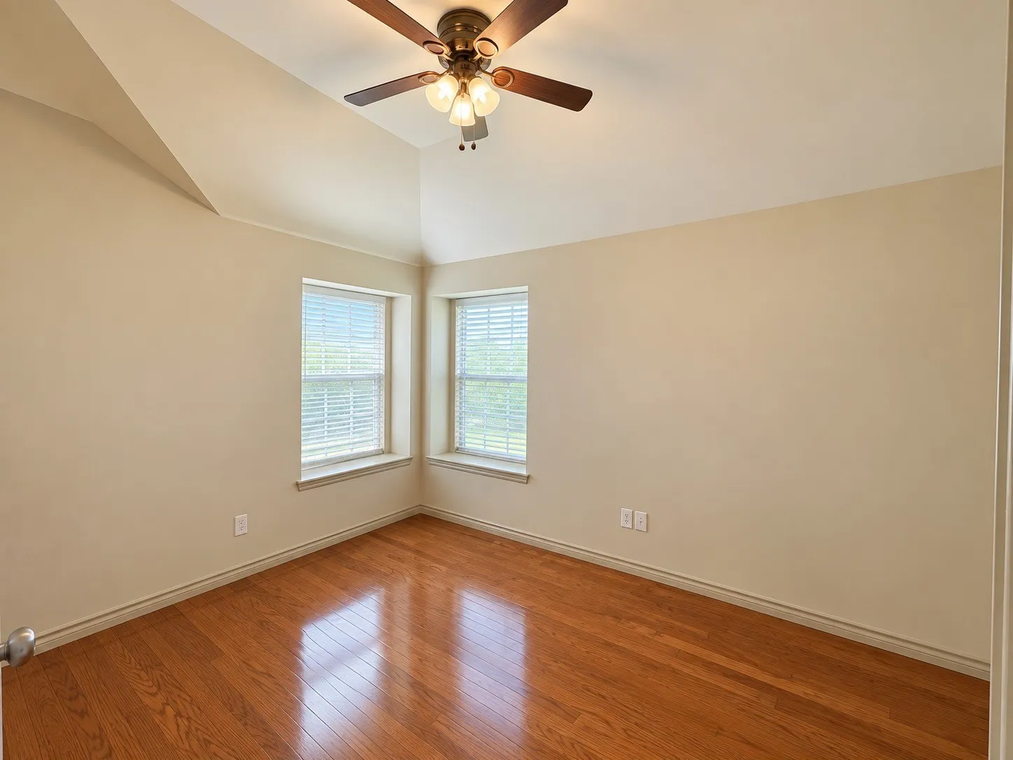 Townhouse For Rent in Tarrant County , 3933 Fernando Drive, Fort Worth, Texas 76040, 3 Bedroom, 3 Bathroom, 1 Garage spaces, 1,567 Sqft, built in 2008, mls#21376330, Real Estate Agent in Fort Worth, Homes For Rent in Tarrant county, Homes For Rent in Fort Worth, Realtor in Fort Worth Texas, Real Estate Brokerage Independent Realty Texas, Luminita Cordes Realtor
