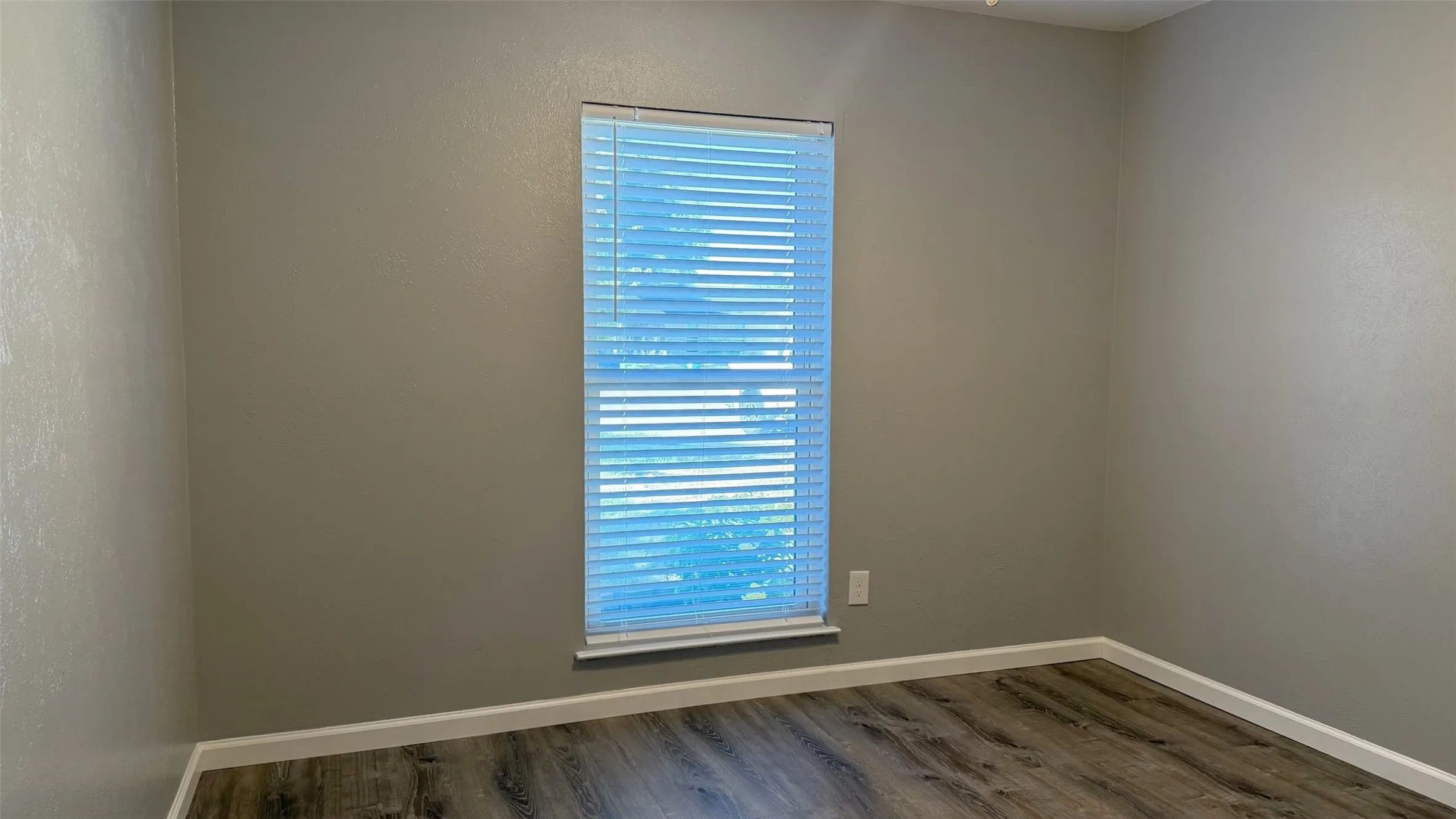 Single Family Residence For Rent in Denton County , 5224 Marks Circle, The Colony, Texas 75056, 3 Bedroom, 2 Bathroom, 2 Garage spaces, 1,379 Sqft, built in 1974, mls#21376310, Real Estate Agent in The Colony, Homes For Rent in Denton county, Homes For Rent in The Colony, Realtor in The Colony Texas, Real Estate Brokerage Independent Realty Texas, Luminita Cordes Realtor