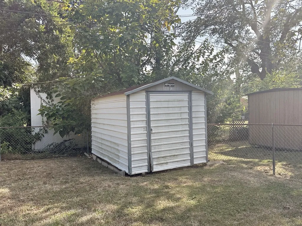 Single Family Residence For Sale in Henderson County , 806 Humphrey Street, Athens, Texas 75751, 3 Bedroom, 2 Bathroom, 2 Garage spaces, 1,609 Sqft, built in 1972, mls#21376342, Real Estate Agent in Athens, Homes For Sale in Henderson county, Homes For Sale in Athens, Realtor in Athens Texas, Real Estate Brokerage Independent Realty Texas, Luminita Cordes Realtor