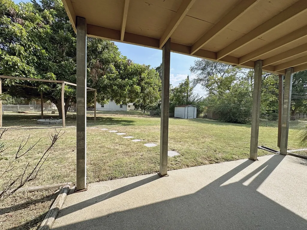 Single Family Residence For Sale in Henderson County , 806 Humphrey Street, Athens, Texas 75751, 3 Bedroom, 2 Bathroom, 2 Garage spaces, 1,609 Sqft, built in 1972, mls#21376342, Real Estate Agent in Athens, Homes For Sale in Henderson county, Homes For Sale in Athens, Realtor in Athens Texas, Real Estate Brokerage Independent Realty Texas, Luminita Cordes Realtor