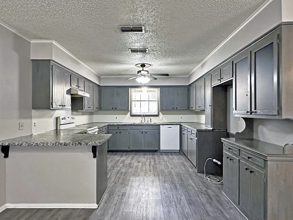 Single Family Residence For Sale in Henderson County , 806 Humphrey Street, Athens, Texas 75751, 3 Bedroom, 2 Bathroom, 2 Garage spaces, 1,609 Sqft, built in 1972, mls#21376342, Real Estate Agent in Athens, Homes For Sale in Henderson county, Homes For Sale in Athens, Realtor in Athens Texas, Real Estate Brokerage Independent Realty Texas, Luminita Cordes Realtor