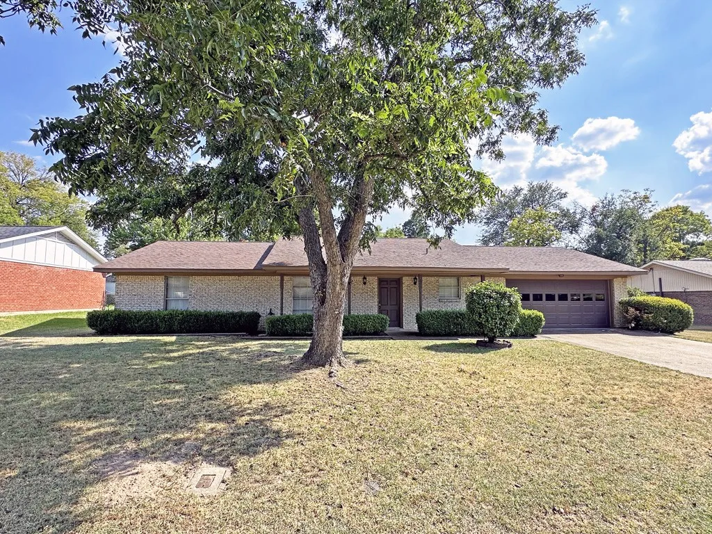 Single Family Residence For Sale in Henderson County , 806 Humphrey Street, Athens, Texas 75751, 3 Bedroom, 2 Bathroom, 2 Garage spaces, 1,609 Sqft, built in 1972, mls#21376342, Real Estate Agent in Athens, Homes For Sale in Henderson county, Homes For Sale in Athens, Realtor in Athens Texas, Real Estate Brokerage Independent Realty Texas, Luminita Cordes Realtor