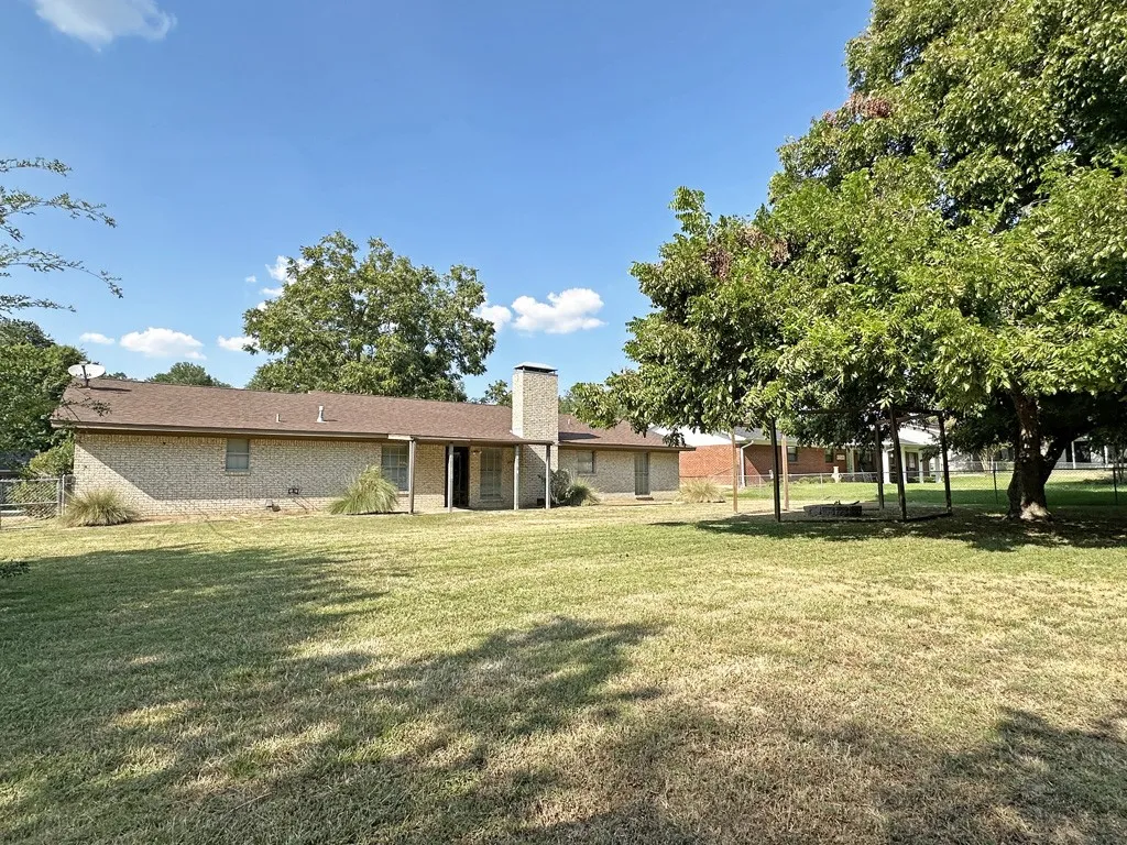 Single Family Residence For Sale in Henderson County , 806 Humphrey Street, Athens, Texas 75751, 3 Bedroom, 2 Bathroom, 2 Garage spaces, 1,609 Sqft, built in 1972, mls#21376342, Real Estate Agent in Athens, Homes For Sale in Henderson county, Homes For Sale in Athens, Realtor in Athens Texas, Real Estate Brokerage Independent Realty Texas, Luminita Cordes Realtor