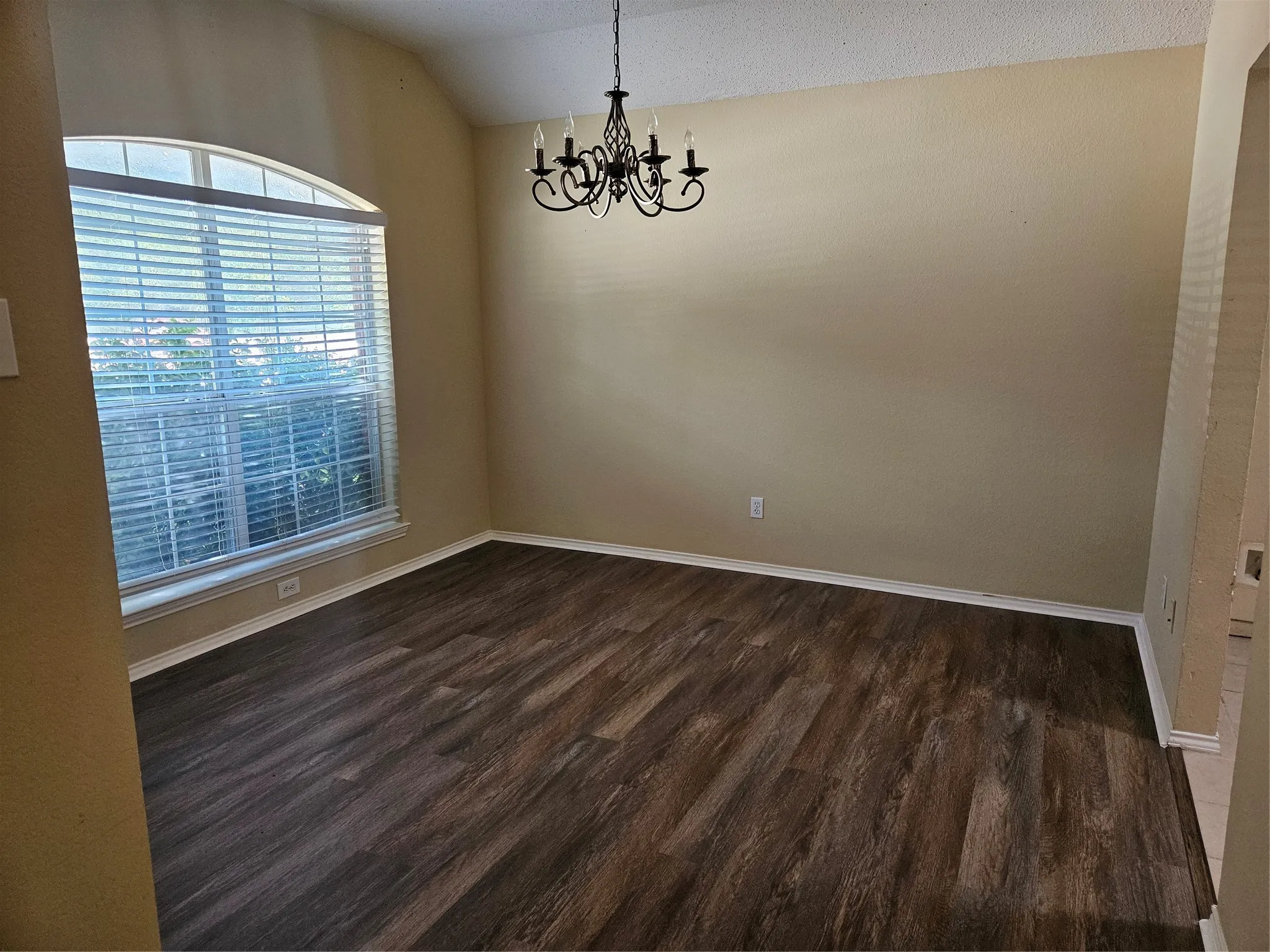 Single Family Residence For Rent in Denton County , 1237 Denise Court, Lewisville, Texas 75067, 3 Bedroom, 2 Bathroom, 2 Garage spaces, 1,558 Sqft, built in 1999, mls#21375931, Real Estate Agent in Lewisville, Homes For Rent in Denton county, Homes For Rent in Lewisville, Realtor in Lewisville Texas, Real Estate Brokerage Independent Realty Texas, Luminita Cordes Realtor