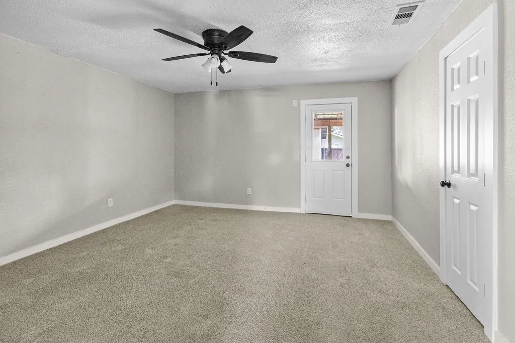 Single Family Residence For Sale in Tarrant County , 3939 E 4th Street, Fort Worth, Texas 76111, 3 Bedroom, 2 Bathroom, Garage spaces, 1,200 Sqft, built in 1945, mls#21375396, Real Estate Agent in Fort Worth, Homes For Sale in Tarrant county, Homes For Sale in Fort Worth, Realtor in Fort Worth Texas, Real Estate Brokerage Independent Realty Texas, Luminita Cordes Realtor