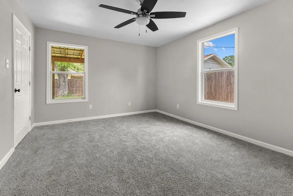Single Family Residence For Sale in Tarrant County , 3939 E 4th Street, Fort Worth, Texas 76111, 3 Bedroom, 2 Bathroom, Garage spaces, 1,200 Sqft, built in 1945, mls#21375396, Real Estate Agent in Fort Worth, Homes For Sale in Tarrant county, Homes For Sale in Fort Worth, Realtor in Fort Worth Texas, Real Estate Brokerage Independent Realty Texas, Luminita Cordes Realtor