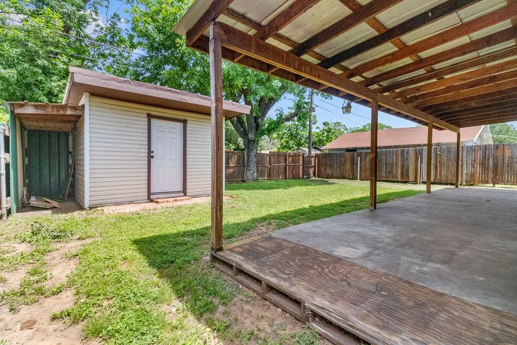 Single Family Residence For Sale in Tarrant County , 3939 E 4th Street, Fort Worth, Texas 76111, 3 Bedroom, 2 Bathroom, Garage spaces, 1,200 Sqft, built in 1945, mls#21375396, Real Estate Agent in Fort Worth, Homes For Sale in Tarrant county, Homes For Sale in Fort Worth, Realtor in Fort Worth Texas, Real Estate Brokerage Independent Realty Texas, Luminita Cordes Realtor