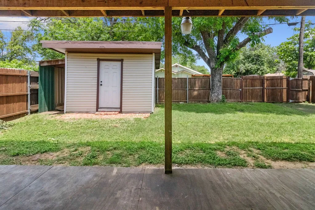 Single Family Residence For Sale in Tarrant County , 3939 E 4th Street, Fort Worth, Texas 76111, 3 Bedroom, 2 Bathroom, Garage spaces, 1,200 Sqft, built in 1945, mls#21375396, Real Estate Agent in Fort Worth, Homes For Sale in Tarrant county, Homes For Sale in Fort Worth, Realtor in Fort Worth Texas, Real Estate Brokerage Independent Realty Texas, Luminita Cordes Realtor