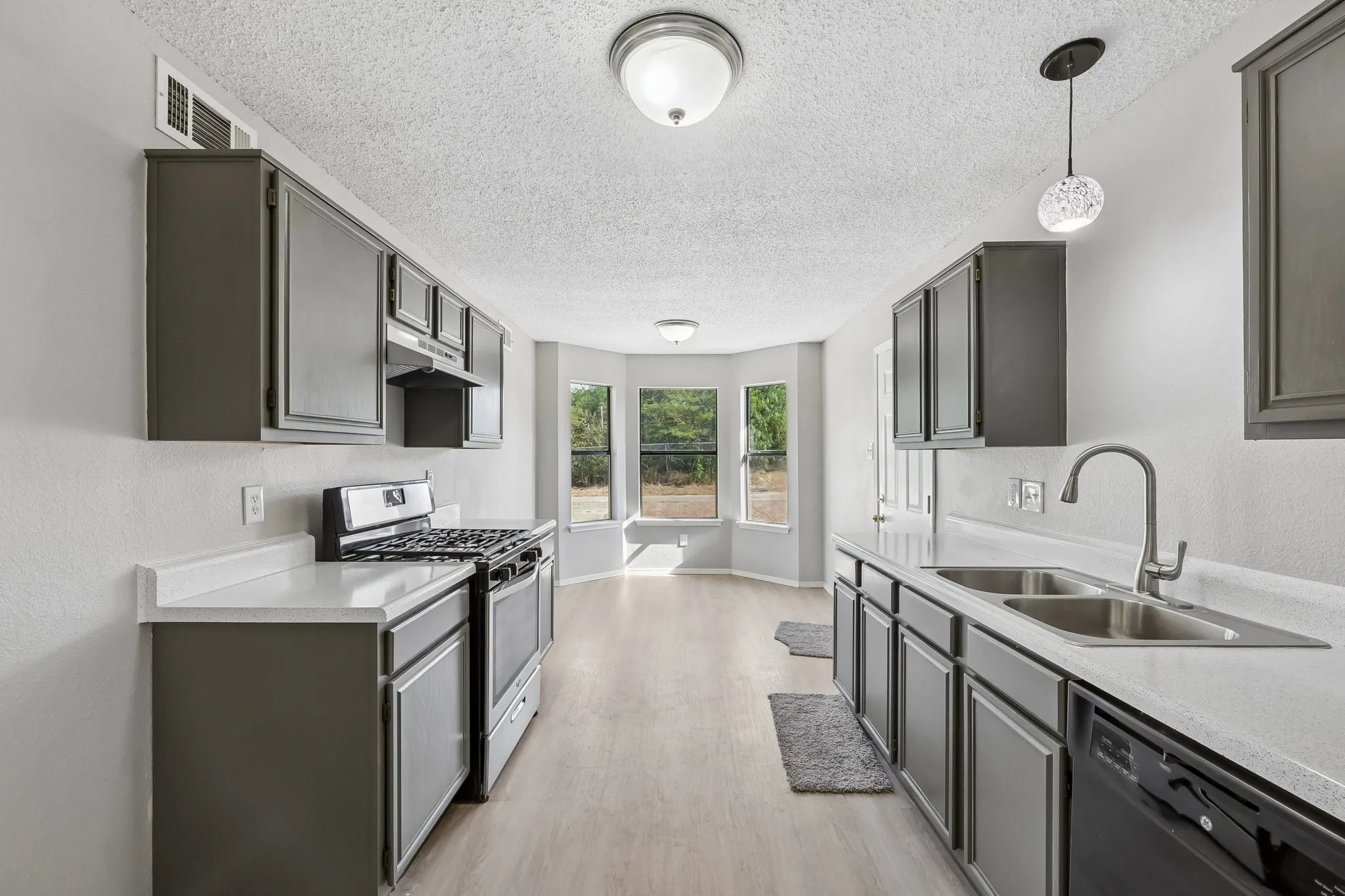 Single Family Residence For Sale in Dallas County , 12627 Ridgeside Drive, Balch Springs, Texas 75180, 3 Bedroom, 3 Bathroom, 2 Garage spaces, 1,446 Sqft, built in 1993, mls#21376346, Real Estate Agent in Balch Springs, Homes For Sale in Dallas county, Homes For Sale in Balch Springs, Realtor in Balch Springs Texas, Real Estate Brokerage Independent Realty Texas, Luminita Cordes Realtor