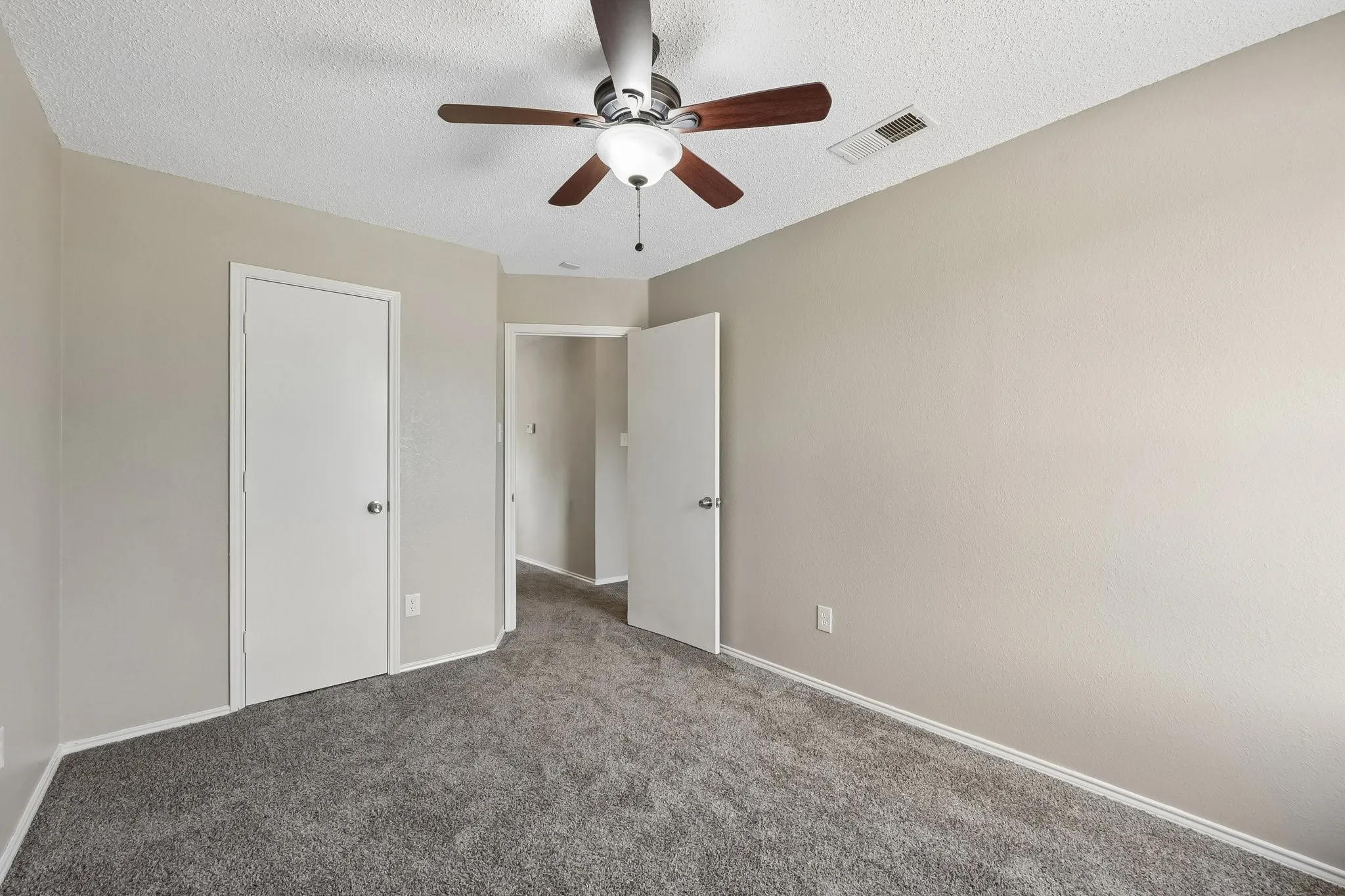 Single Family Residence For Sale in Dallas County , 12627 Ridgeside Drive, Balch Springs, Texas 75180, 3 Bedroom, 3 Bathroom, 2 Garage spaces, 1,446 Sqft, built in 1993, mls#21376346, Real Estate Agent in Balch Springs, Homes For Sale in Dallas county, Homes For Sale in Balch Springs, Realtor in Balch Springs Texas, Real Estate Brokerage Independent Realty Texas, Luminita Cordes Realtor