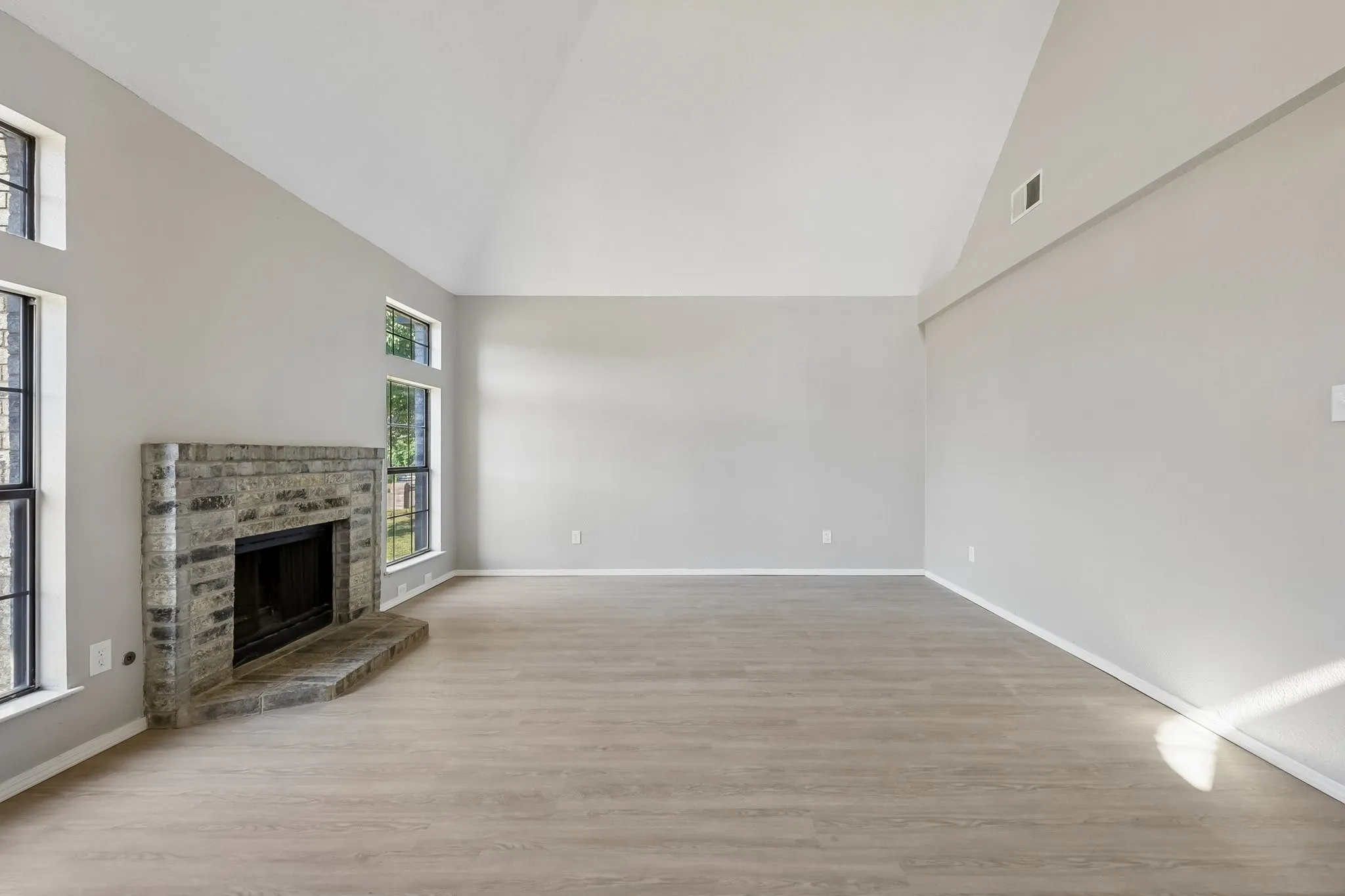 Single Family Residence For Sale in Dallas County , 12627 Ridgeside Drive, Balch Springs, Texas 75180, 3 Bedroom, 3 Bathroom, 2 Garage spaces, 1,446 Sqft, built in 1993, mls#21376346, Real Estate Agent in Balch Springs, Homes For Sale in Dallas county, Homes For Sale in Balch Springs, Realtor in Balch Springs Texas, Real Estate Brokerage Independent Realty Texas, Luminita Cordes Realtor
