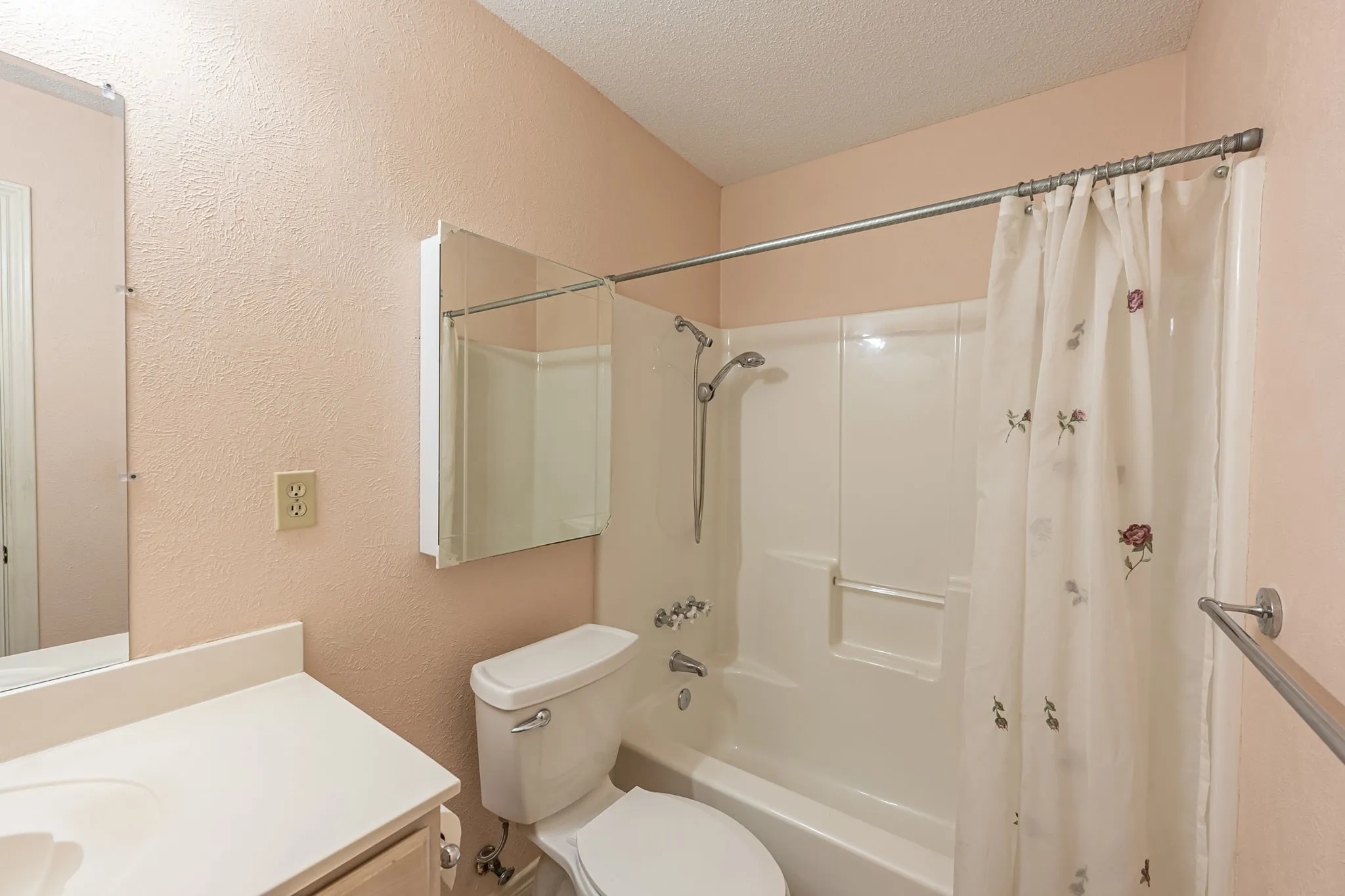 Single Family Residence For Sale in Henderson County , 14187 Fm 1615, Athens, Texas 75752, 3 Bedroom, 2 Bathroom, 2 Garage spaces, 2,027 Sqft, built in 1997, mls#21376337, Real Estate Agent in Athens, Homes For Sale in Henderson county, Homes For Sale in Athens, Realtor in Athens Texas, Real Estate Brokerage Independent Realty Texas, Luminita Cordes Realtor