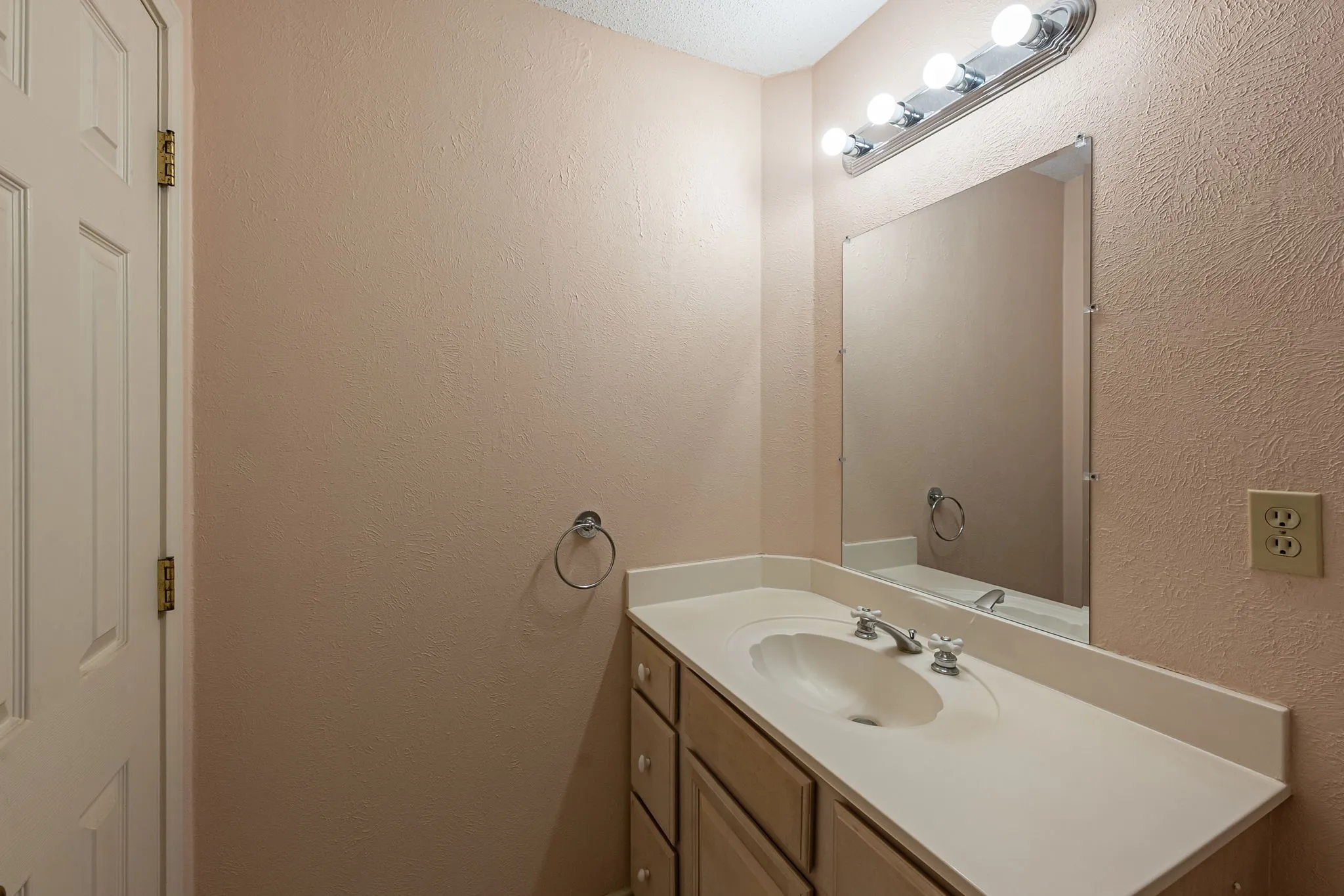 Single Family Residence For Sale in Henderson County , 14187 Fm 1615, Athens, Texas 75752, 3 Bedroom, 2 Bathroom, 2 Garage spaces, 2,027 Sqft, built in 1997, mls#21376337, Real Estate Agent in Athens, Homes For Sale in Henderson county, Homes For Sale in Athens, Realtor in Athens Texas, Real Estate Brokerage Independent Realty Texas, Luminita Cordes Realtor