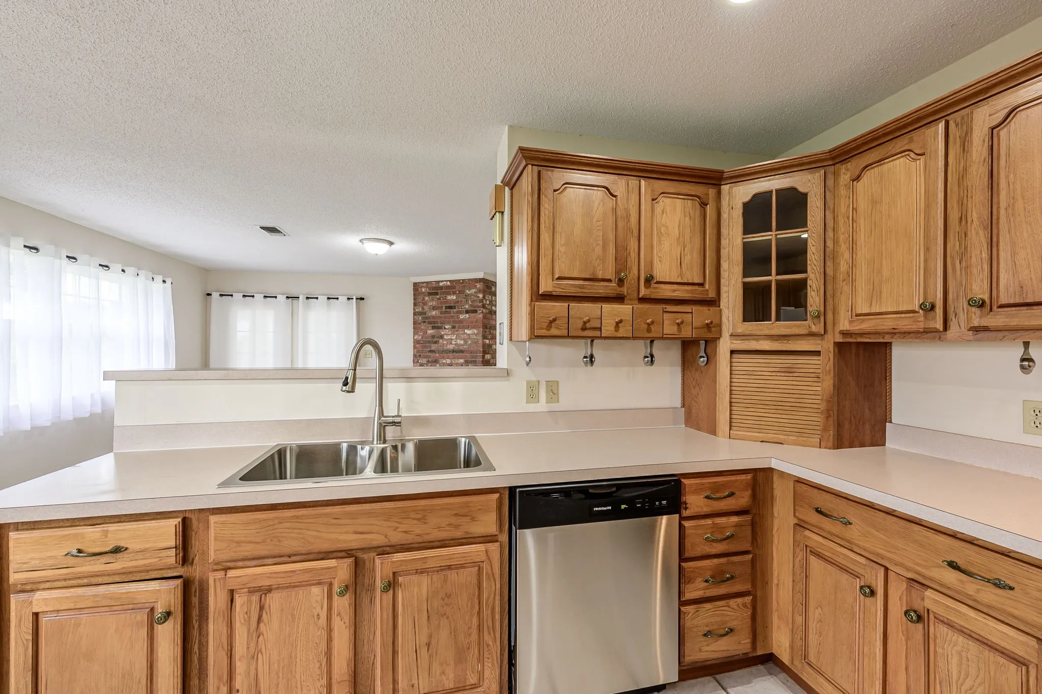 Single Family Residence For Sale in Henderson County , 14187 Fm 1615, Athens, Texas 75752, 3 Bedroom, 2 Bathroom, 2 Garage spaces, 2,027 Sqft, built in 1997, mls#21376337, Real Estate Agent in Athens, Homes For Sale in Henderson county, Homes For Sale in Athens, Realtor in Athens Texas, Real Estate Brokerage Independent Realty Texas, Luminita Cordes Realtor