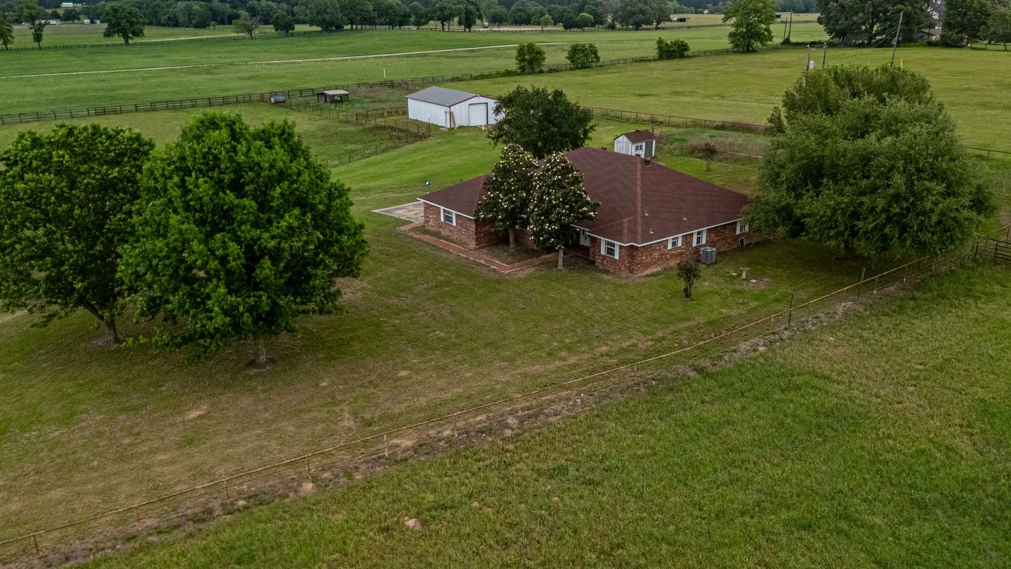 Single Family Residence For Sale in Henderson County , 14187 Fm 1615, Athens, Texas 75752, 3 Bedroom, 2 Bathroom, 2 Garage spaces, 2,027 Sqft, built in 1997, mls#21376337, Real Estate Agent in Athens, Homes For Sale in Henderson county, Homes For Sale in Athens, Realtor in Athens Texas, Real Estate Brokerage Independent Realty Texas, Luminita Cordes Realtor