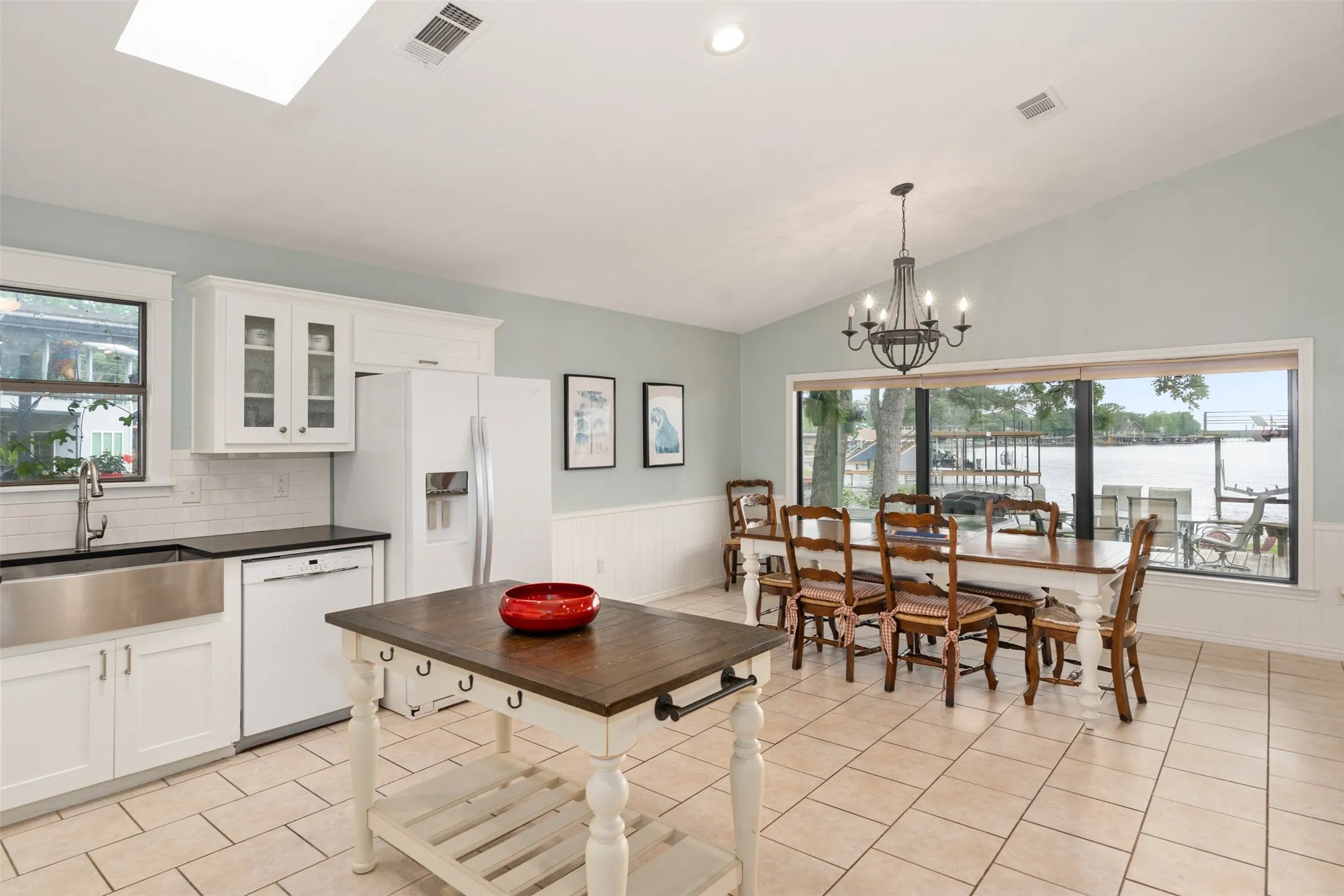 Single Family Residence For Rent in Henderson County , 124 Harbor Drive, Gun Barrel City, Texas 75156, 2 Bedroom, 2 Bathroom, Garage spaces, 1,348 Sqft, built in 1985, mls#21376362, Real Estate Agent in Gun Barrel City, Homes For Rent in Henderson county, Homes For Rent in Gun Barrel City, Realtor in Gun Barrel City Texas, Real Estate Brokerage Independent Realty Texas, Luminita Cordes Realtor