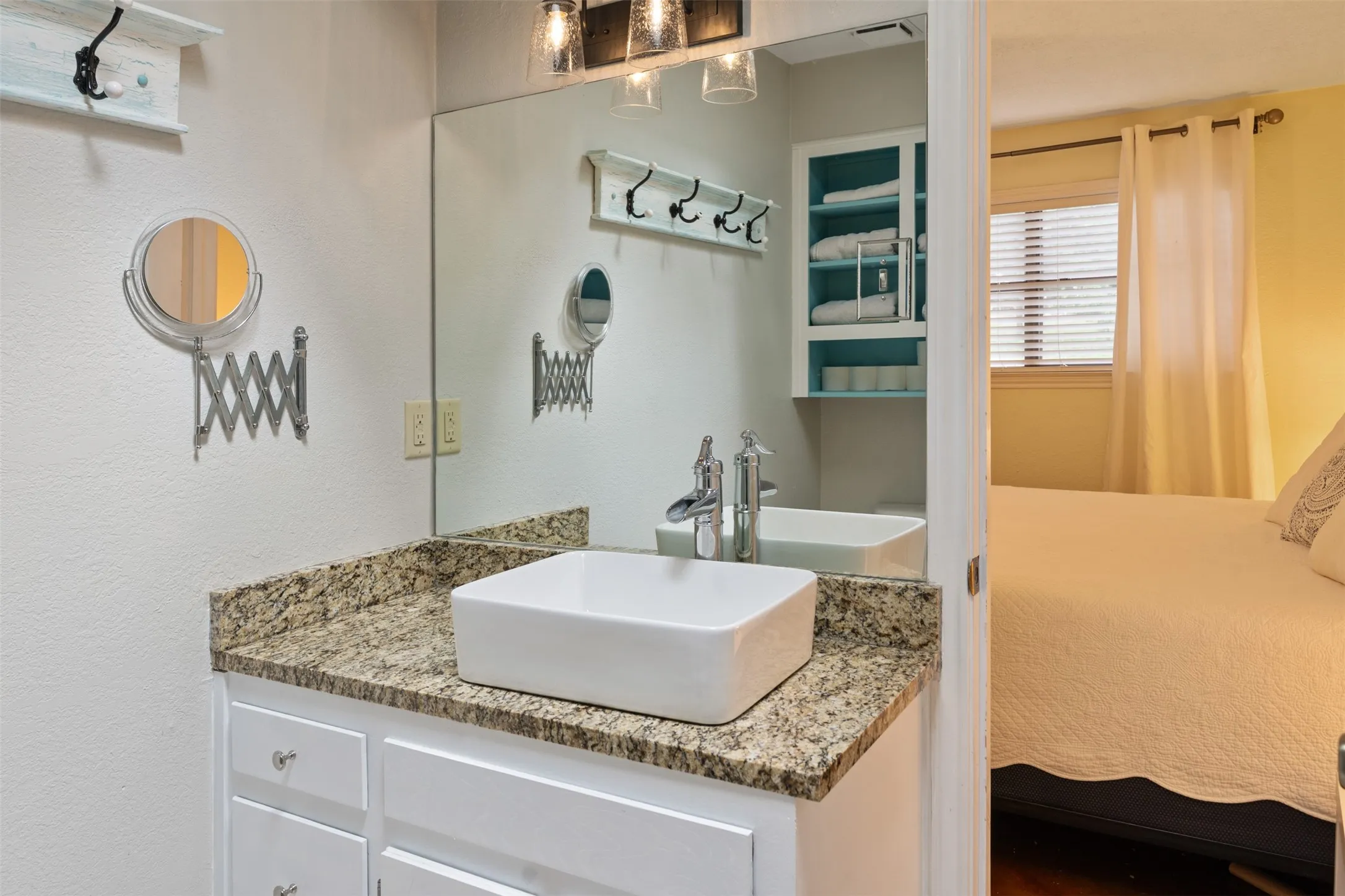 Single Family Residence For Rent in Henderson County , 124 Harbor Drive, Gun Barrel City, Texas 75156, 2 Bedroom, 2 Bathroom, Garage spaces, 1,348 Sqft, built in 1985, mls#21376362, Real Estate Agent in Gun Barrel City, Homes For Rent in Henderson county, Homes For Rent in Gun Barrel City, Realtor in Gun Barrel City Texas, Real Estate Brokerage Independent Realty Texas, Luminita Cordes Realtor