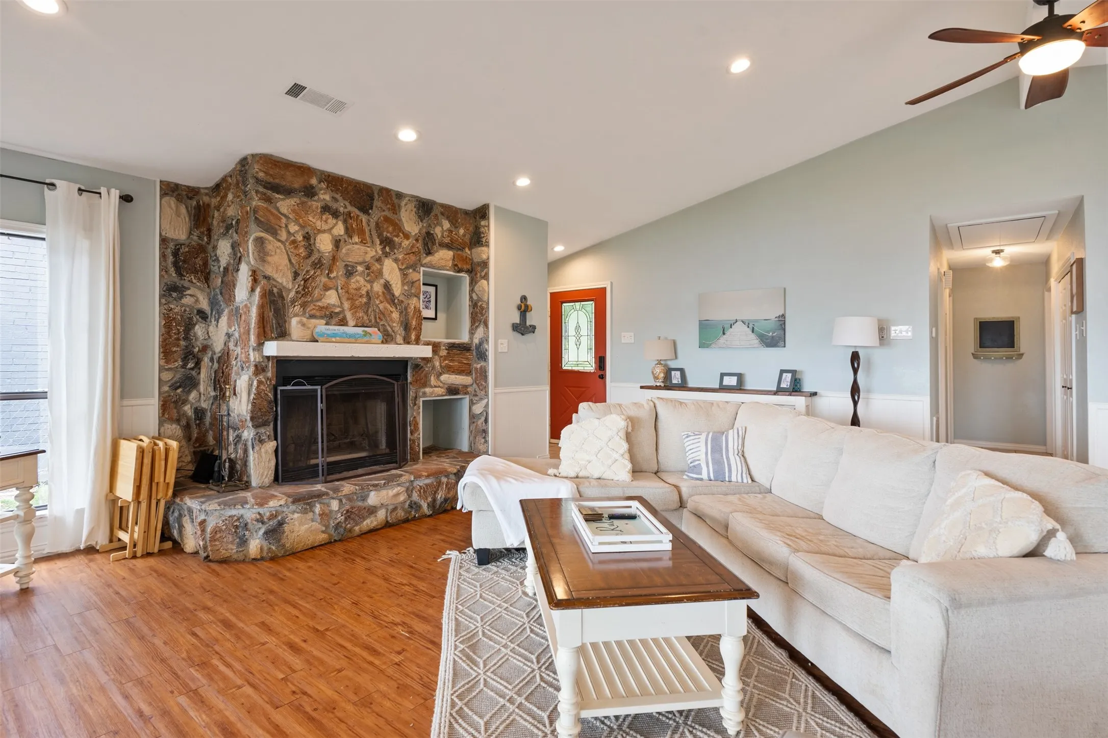 Single Family Residence For Rent in Henderson County , 124 Harbor Drive, Gun Barrel City, Texas 75156, 2 Bedroom, 2 Bathroom, Garage spaces, 1,348 Sqft, built in 1985, mls#21376362, Real Estate Agent in Gun Barrel City, Homes For Rent in Henderson county, Homes For Rent in Gun Barrel City, Realtor in Gun Barrel City Texas, Real Estate Brokerage Independent Realty Texas, Luminita Cordes Realtor