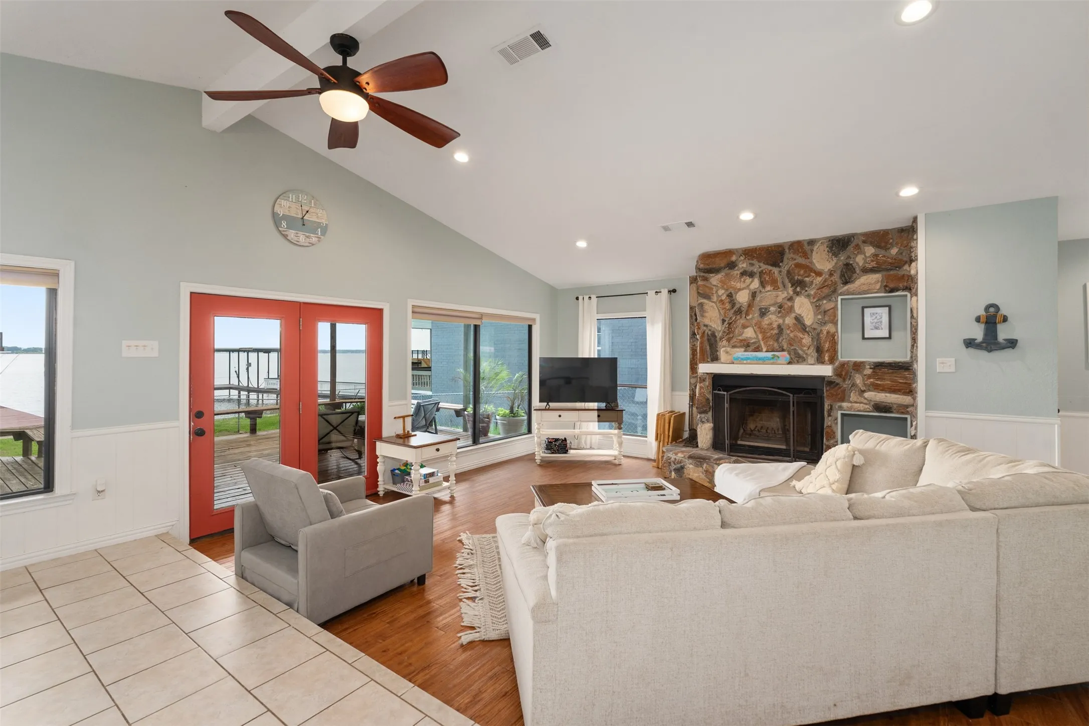 Single Family Residence For Rent in Henderson County , 124 Harbor Drive, Gun Barrel City, Texas 75156, 2 Bedroom, 2 Bathroom, Garage spaces, 1,348 Sqft, built in 1985, mls#21376362, Real Estate Agent in Gun Barrel City, Homes For Rent in Henderson county, Homes For Rent in Gun Barrel City, Realtor in Gun Barrel City Texas, Real Estate Brokerage Independent Realty Texas, Luminita Cordes Realtor