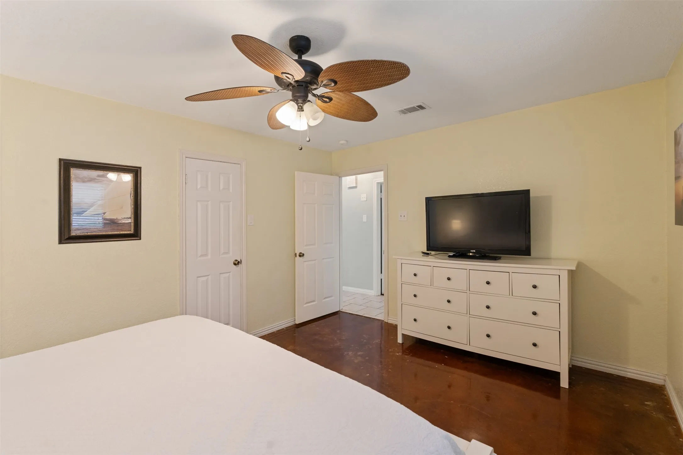 Single Family Residence For Rent in Henderson County , 124 Harbor Drive, Gun Barrel City, Texas 75156, 2 Bedroom, 2 Bathroom, Garage spaces, 1,348 Sqft, built in 1985, mls#21376362, Real Estate Agent in Gun Barrel City, Homes For Rent in Henderson county, Homes For Rent in Gun Barrel City, Realtor in Gun Barrel City Texas, Real Estate Brokerage Independent Realty Texas, Luminita Cordes Realtor