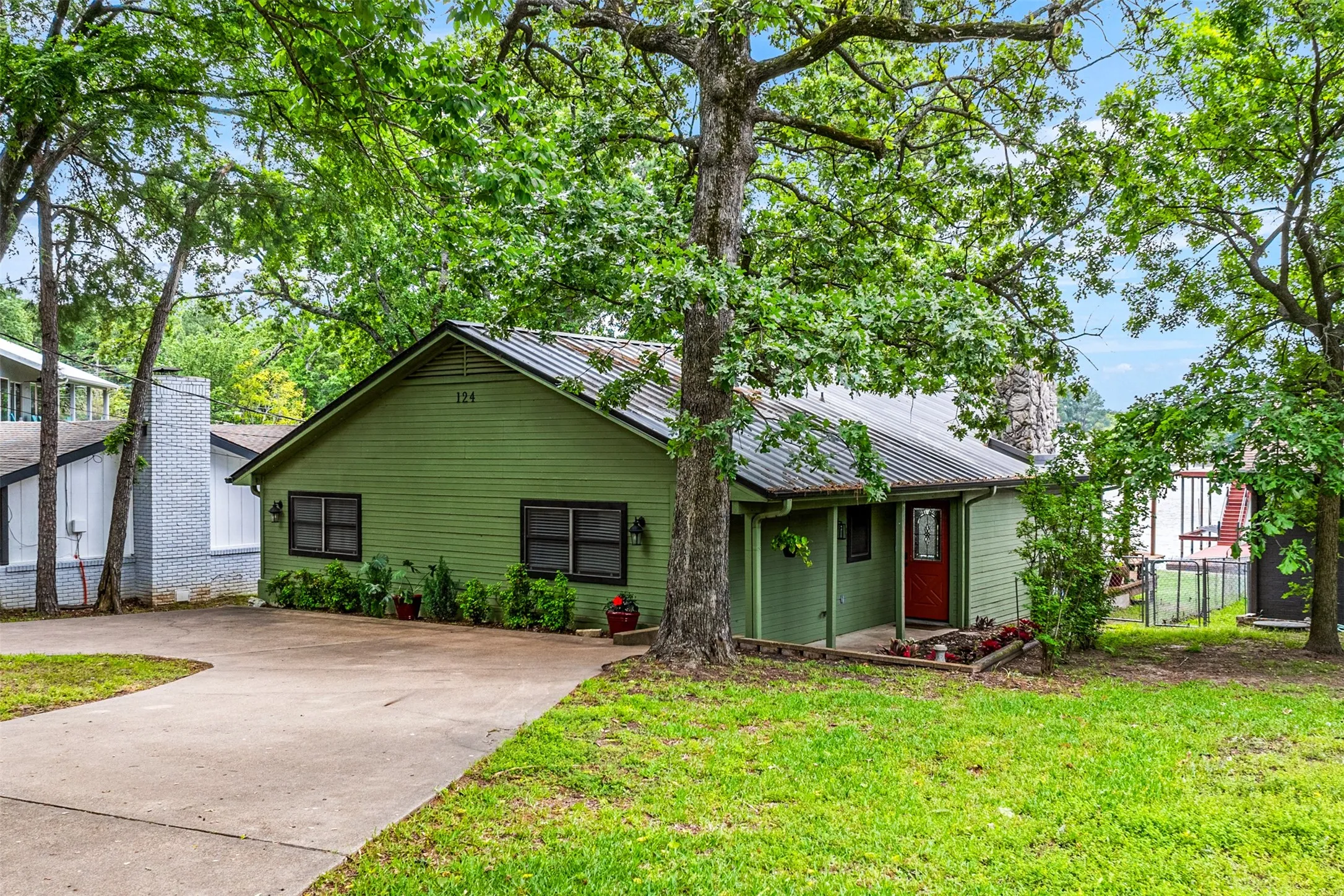 Single Family Residence For Rent in Henderson County , 124 Harbor Drive, Gun Barrel City, Texas 75156, 2 Bedroom, 2 Bathroom, Garage spaces, 1,348 Sqft, built in 1985, mls#21376362, Real Estate Agent in Gun Barrel City, Homes For Rent in Henderson county, Homes For Rent in Gun Barrel City, Realtor in Gun Barrel City Texas, Real Estate Brokerage Independent Realty Texas, Luminita Cordes Realtor