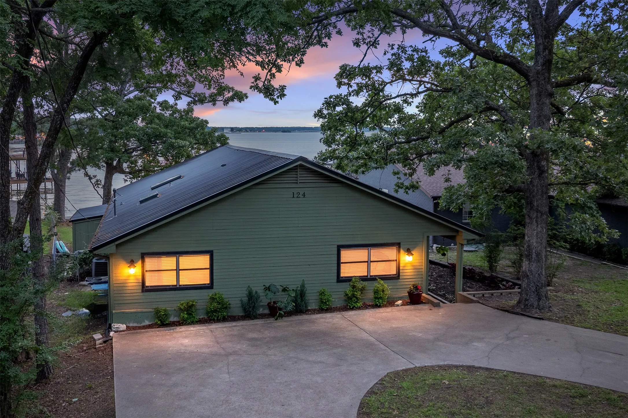 Single Family Residence For Rent in Henderson County , 124 Harbor Drive, Gun Barrel City, Texas 75156, 2 Bedroom, 2 Bathroom, Garage spaces, 1,348 Sqft, built in 1985, mls#21376362, Real Estate Agent in Gun Barrel City, Homes For Rent in Henderson county, Homes For Rent in Gun Barrel City, Realtor in Gun Barrel City Texas, Real Estate Brokerage Independent Realty Texas, Luminita Cordes Realtor