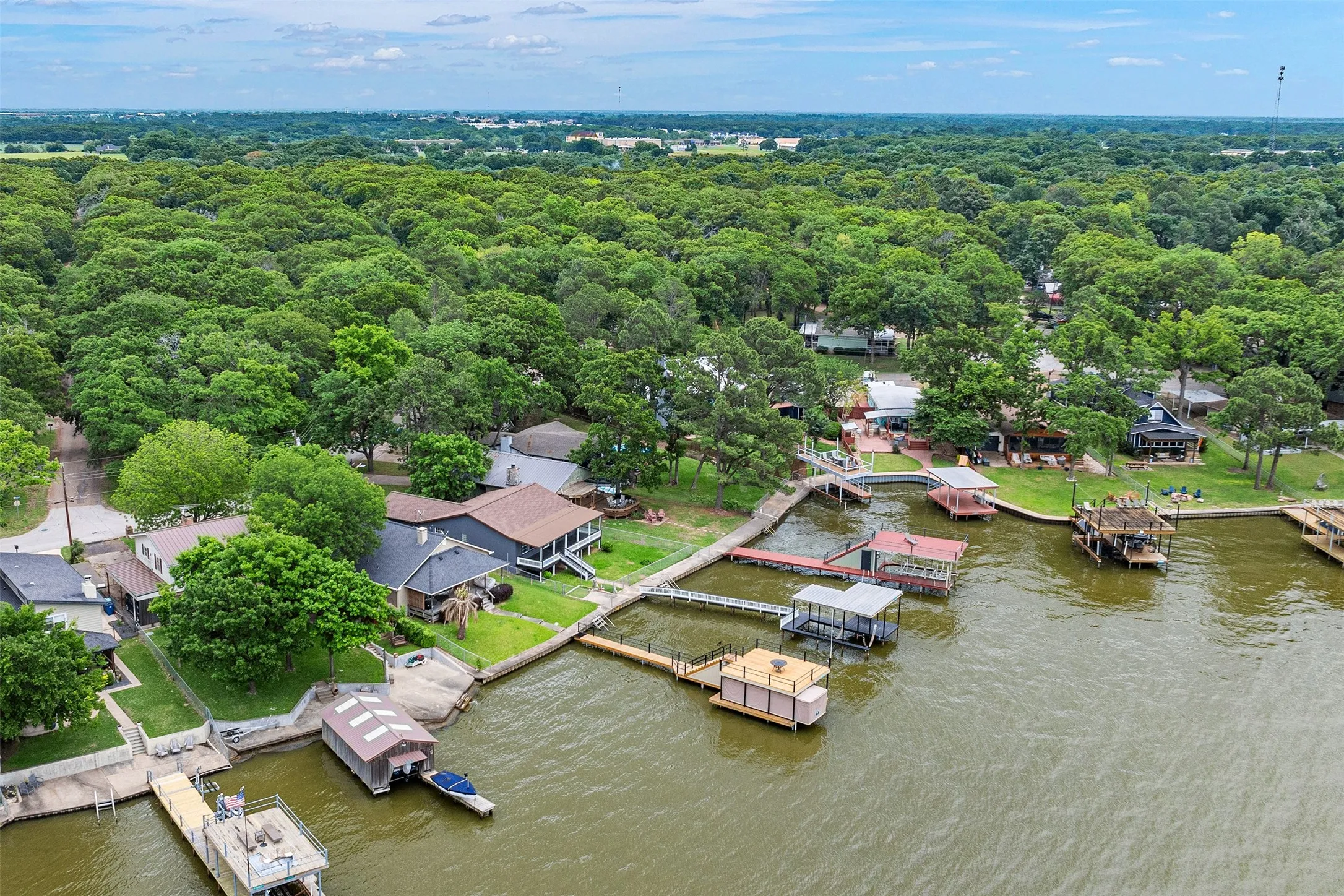 Single Family Residence For Rent in Henderson County , 124 Harbor Drive, Gun Barrel City, Texas 75156, 2 Bedroom, 2 Bathroom, Garage spaces, 1,348 Sqft, built in 1985, mls#21376362, Real Estate Agent in Gun Barrel City, Homes For Rent in Henderson county, Homes For Rent in Gun Barrel City, Realtor in Gun Barrel City Texas, Real Estate Brokerage Independent Realty Texas, Luminita Cordes Realtor