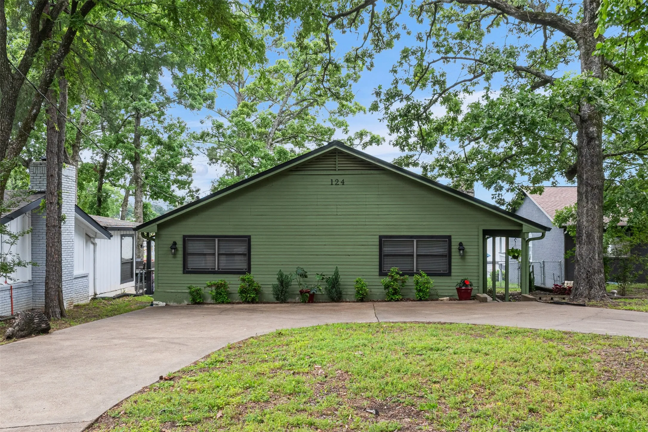 Single Family Residence For Rent in Henderson County , 124 Harbor Drive, Gun Barrel City, Texas 75156, 2 Bedroom, 2 Bathroom, Garage spaces, 1,348 Sqft, built in 1985, mls#21376362, Real Estate Agent in Gun Barrel City, Homes For Rent in Henderson county, Homes For Rent in Gun Barrel City, Realtor in Gun Barrel City Texas, Real Estate Brokerage Independent Realty Texas, Luminita Cordes Realtor