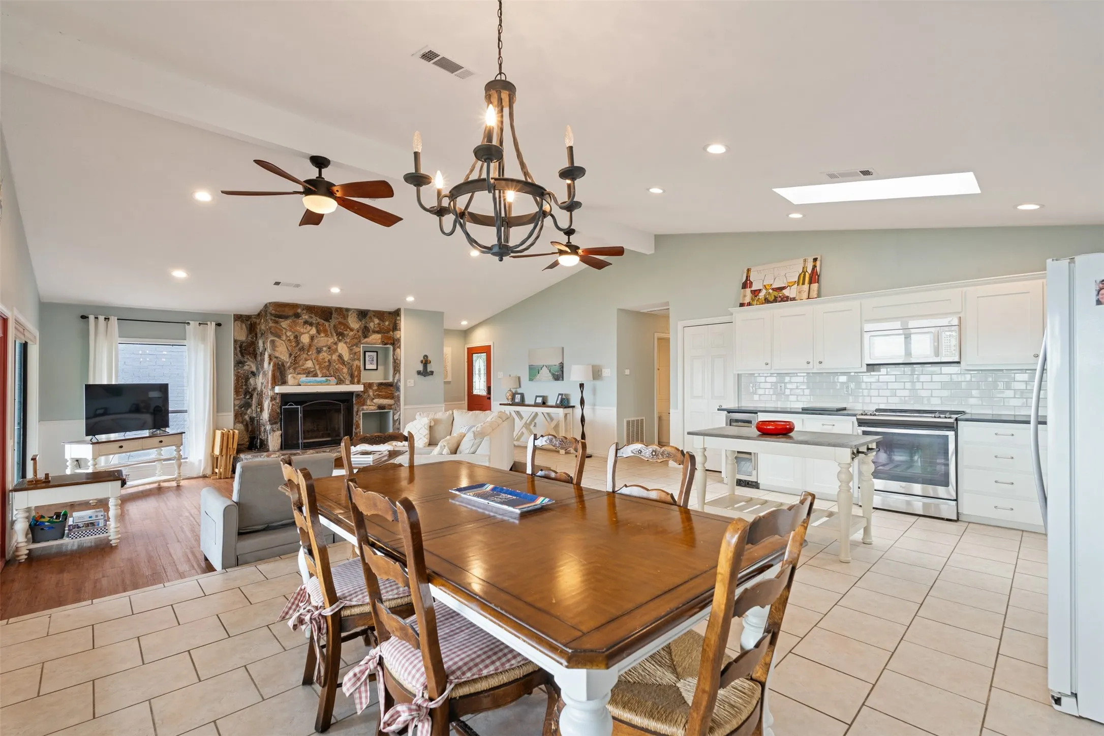 Single Family Residence For Rent in Henderson County , 124 Harbor Drive, Gun Barrel City, Texas 75156, 2 Bedroom, 2 Bathroom, Garage spaces, 1,348 Sqft, built in 1985, mls#21376362, Real Estate Agent in Gun Barrel City, Homes For Rent in Henderson county, Homes For Rent in Gun Barrel City, Realtor in Gun Barrel City Texas, Real Estate Brokerage Independent Realty Texas, Luminita Cordes Realtor