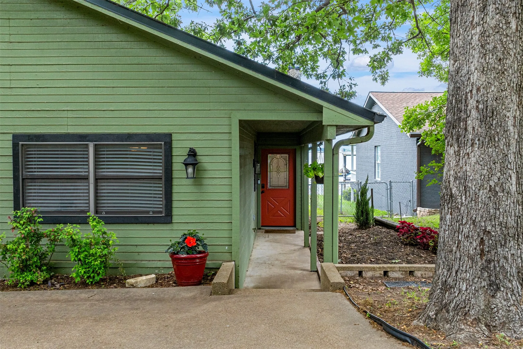 Single Family Residence For Rent in Henderson County , 124 Harbor Drive, Gun Barrel City, Texas 75156, 2 Bedroom, 2 Bathroom, Garage spaces, 1,348 Sqft, built in 1985, mls#21376362, Real Estate Agent in Gun Barrel City, Homes For Rent in Henderson county, Homes For Rent in Gun Barrel City, Realtor in Gun Barrel City Texas, Real Estate Brokerage Independent Realty Texas, Luminita Cordes Realtor