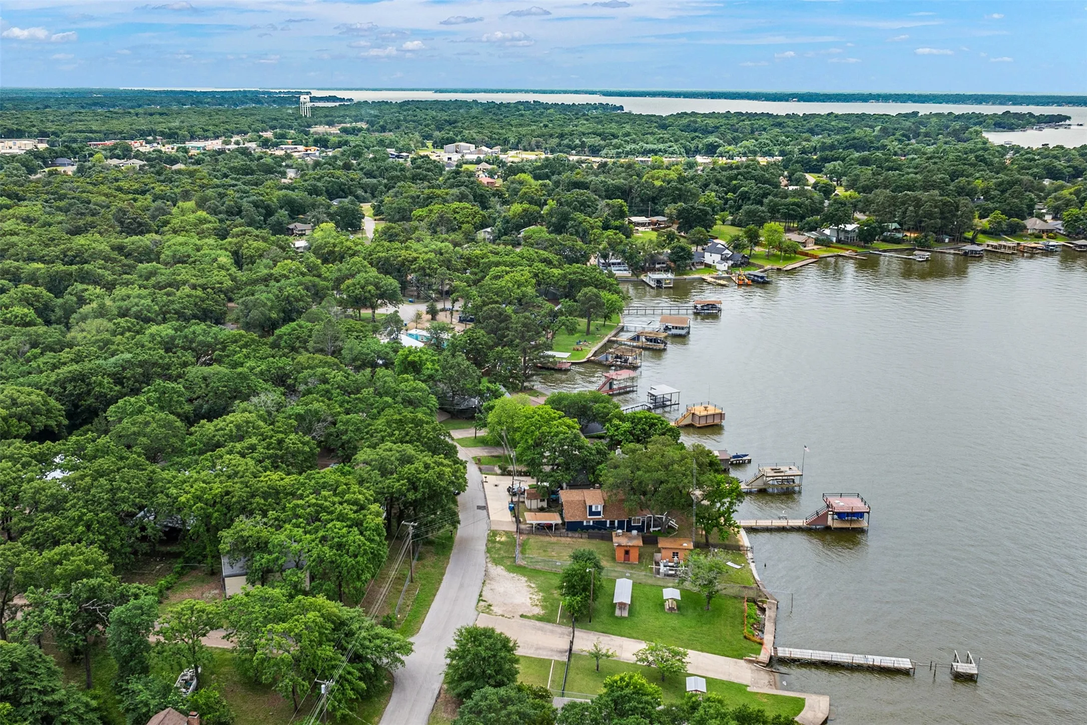 Single Family Residence For Rent in Henderson County , 124 Harbor Drive, Gun Barrel City, Texas 75156, 2 Bedroom, 2 Bathroom, Garage spaces, 1,348 Sqft, built in 1985, mls#21376362, Real Estate Agent in Gun Barrel City, Homes For Rent in Henderson county, Homes For Rent in Gun Barrel City, Realtor in Gun Barrel City Texas, Real Estate Brokerage Independent Realty Texas, Luminita Cordes Realtor