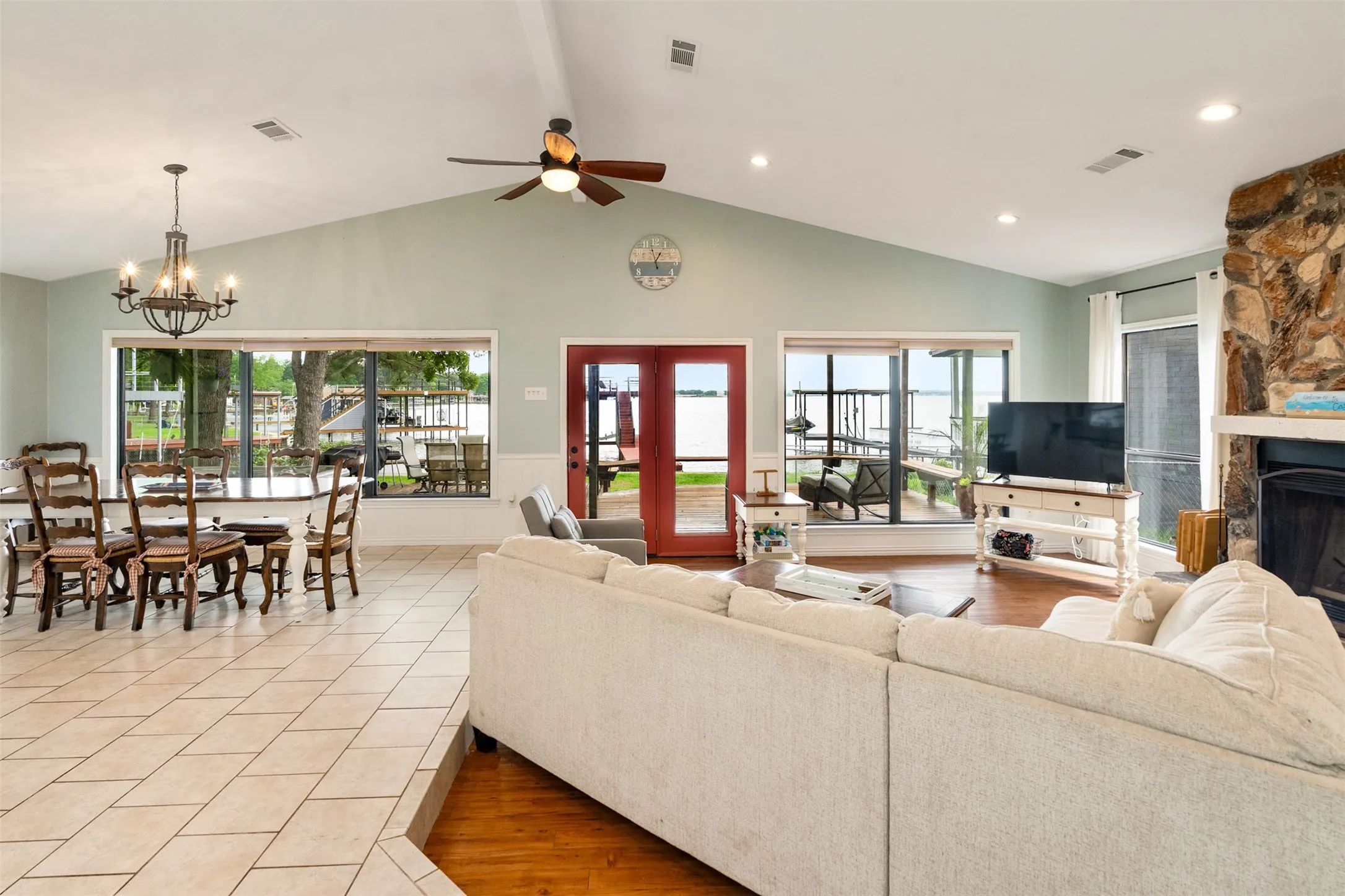 Single Family Residence For Rent in Henderson County , 124 Harbor Drive, Gun Barrel City, Texas 75156, 2 Bedroom, 2 Bathroom, Garage spaces, 1,348 Sqft, built in 1985, mls#21376362, Real Estate Agent in Gun Barrel City, Homes For Rent in Henderson county, Homes For Rent in Gun Barrel City, Realtor in Gun Barrel City Texas, Real Estate Brokerage Independent Realty Texas, Luminita Cordes Realtor