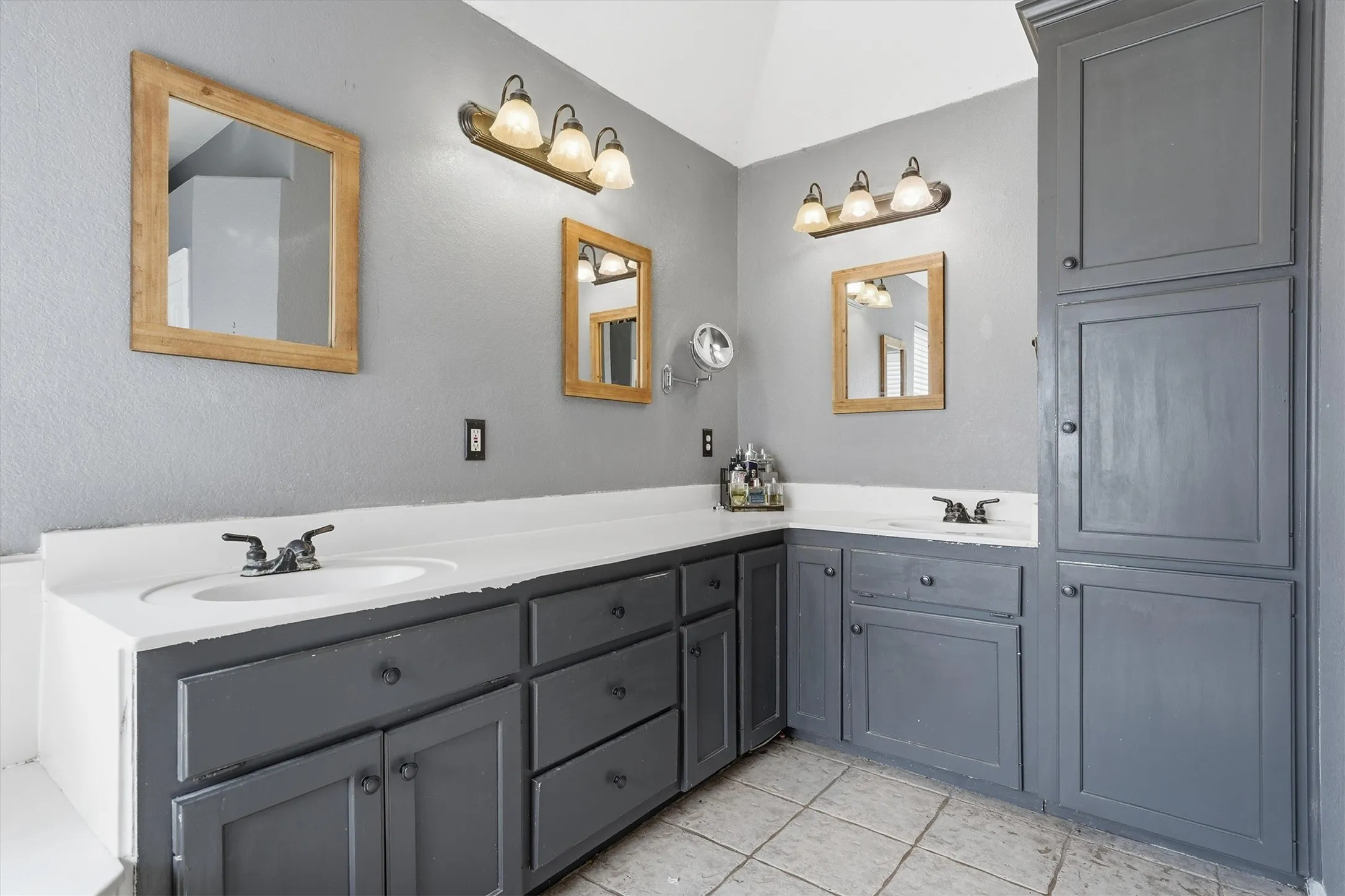 Single Family Residence For Sale in Mc Lennan County , 710 Gibraltar Lane, Lorena, Texas 76655, 6 Bedroom, 3 Bathroom, 2 Garage spaces, 2,398 Sqft, built in 1998, mls#21376365, Real Estate Agent in Lorena, Homes For Sale in Mc Lennan county, Homes For Sale in Lorena, Realtor in Lorena Texas, Real Estate Brokerage Independent Realty Texas, Luminita Cordes Realtor