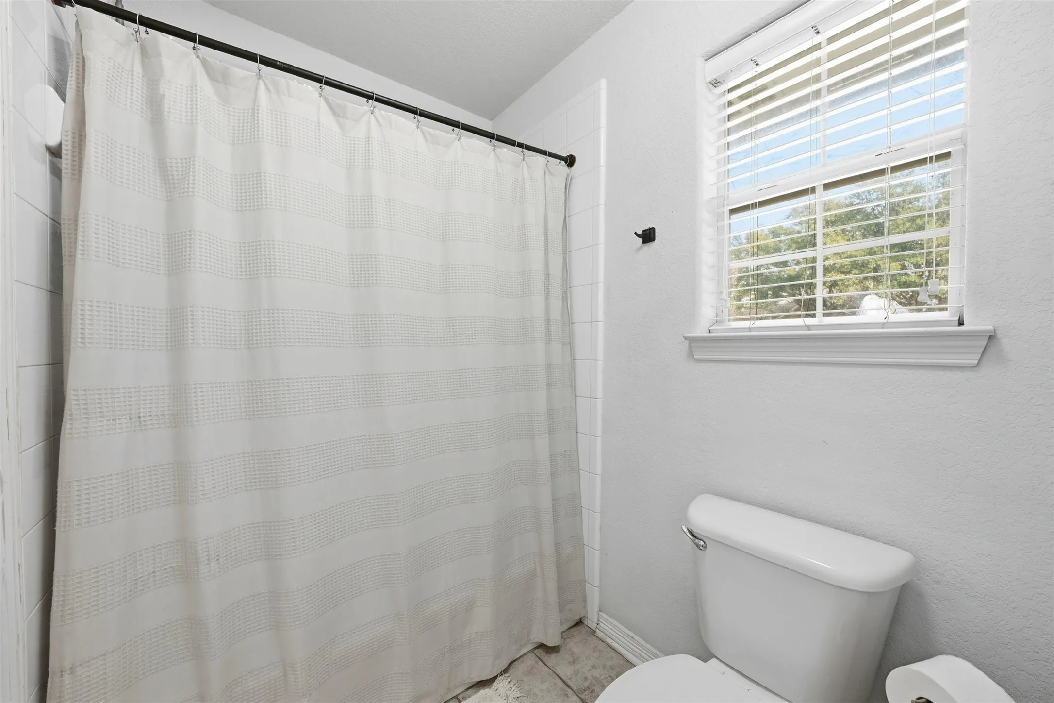 Single Family Residence For Sale in Mc Lennan County , 710 Gibraltar Lane, Lorena, Texas 76655, 6 Bedroom, 3 Bathroom, 2 Garage spaces, 2,398 Sqft, built in 1998, mls#21376365, Real Estate Agent in Lorena, Homes For Sale in Mc Lennan county, Homes For Sale in Lorena, Realtor in Lorena Texas, Real Estate Brokerage Independent Realty Texas, Luminita Cordes Realtor