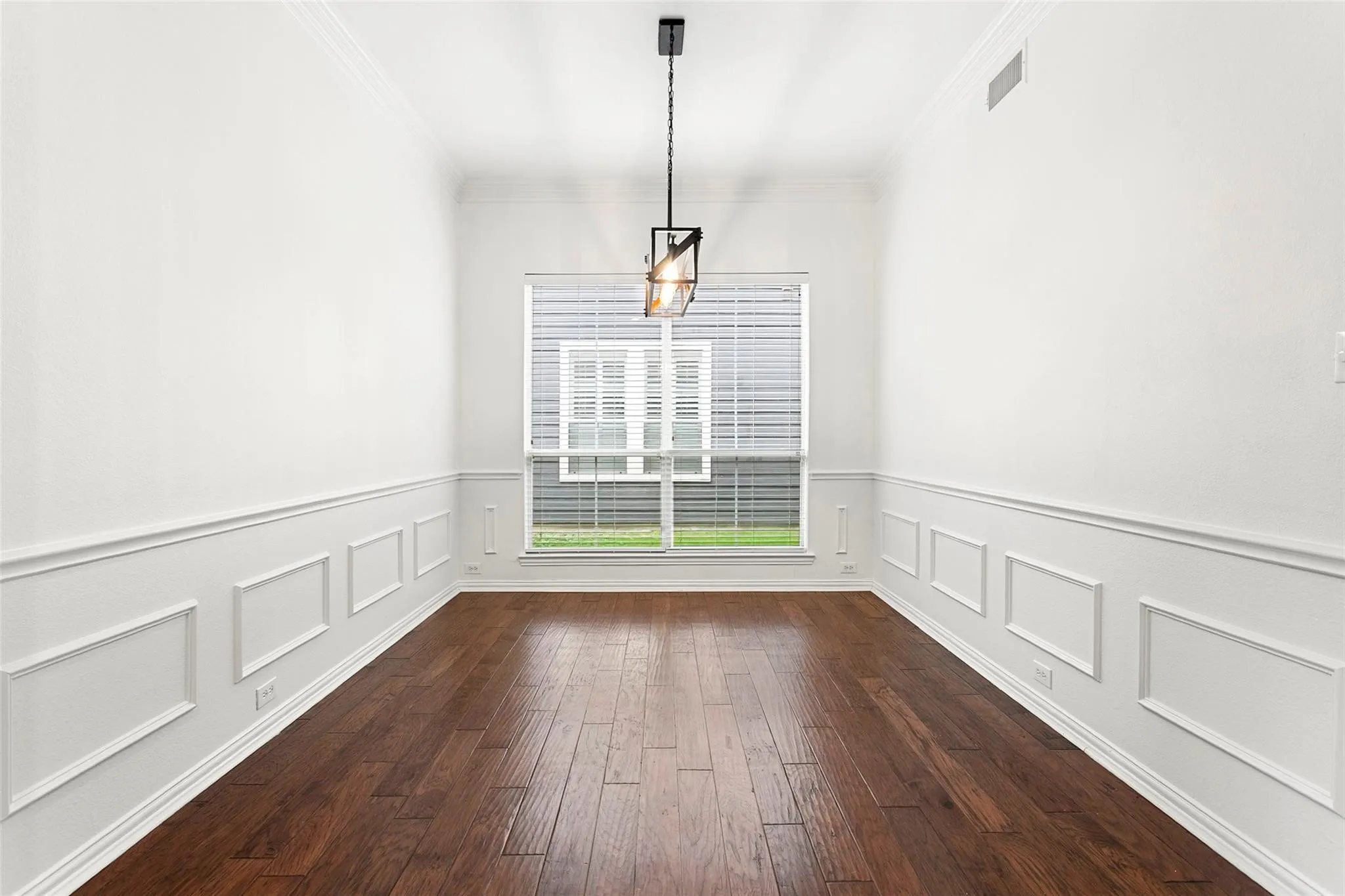 Single Family Residence For Sale in Tarrant County , 8516 Hudson Street, North Richland Hills, Texas 76180, 3 Bedroom, 3 Bathroom, 2 Garage spaces, 2,729 Sqft, built in 2003, mls#21370582, Real Estate Agent in North Richland Hills, Homes For Sale in Tarrant county, Homes For Sale in North Richland Hills, Realtor in North Richland Hills Texas, Real Estate Brokerage Independent Realty Texas, Luminita Cordes Realtor