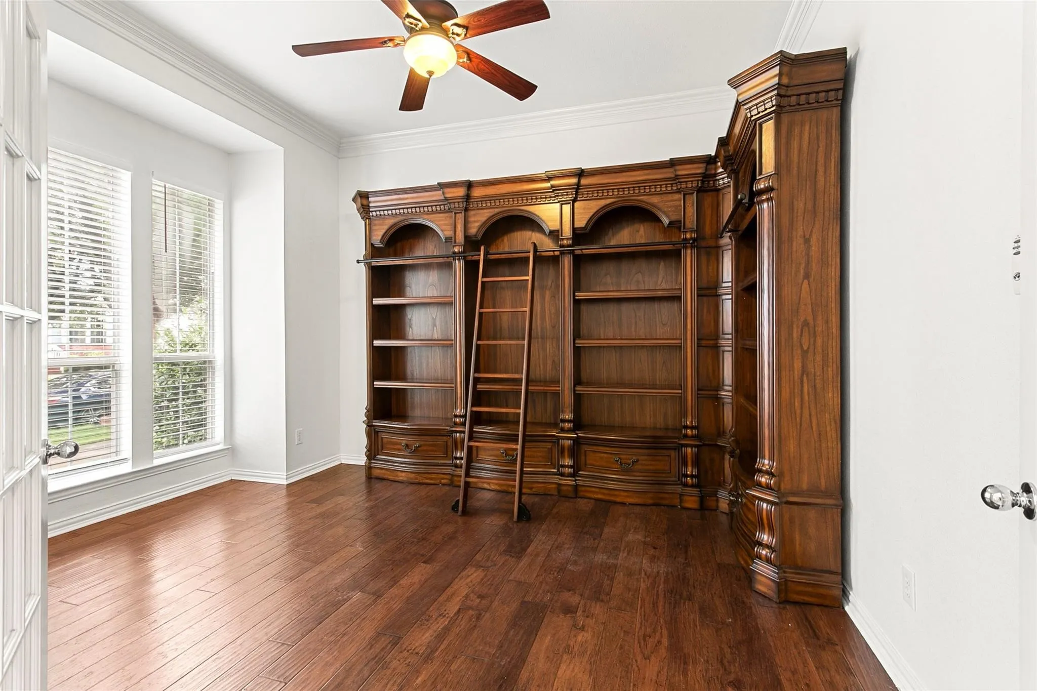Single Family Residence For Sale in Tarrant County , 8516 Hudson Street, North Richland Hills, Texas 76180, 3 Bedroom, 3 Bathroom, 2 Garage spaces, 2,729 Sqft, built in 2003, mls#21370582, Real Estate Agent in North Richland Hills, Homes For Sale in Tarrant county, Homes For Sale in North Richland Hills, Realtor in North Richland Hills Texas, Real Estate Brokerage Independent Realty Texas, Luminita Cordes Realtor