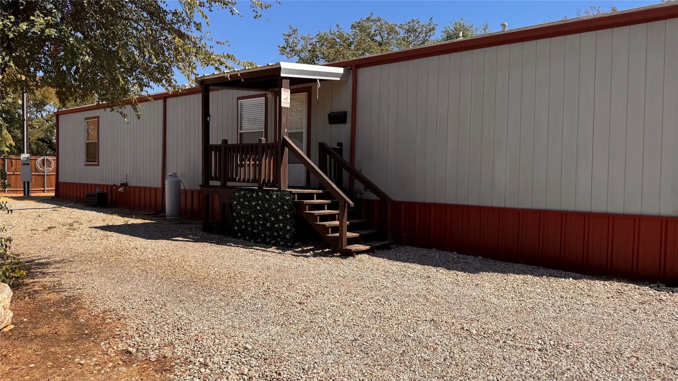 Mobile Home For Sale in Hood County , 2804 Cedarhill Street, Granbury, Texas 76048, 3 Bedroom, 2 Bathroom, Garage spaces, 924 Sqft, built in 2020, mls#21376372, Real Estate Agent in Granbury, Homes For Sale in Hood county, Homes For Sale in Granbury, Realtor in Granbury Texas, Real Estate Brokerage Independent Realty Texas, Luminita Cordes Realtor