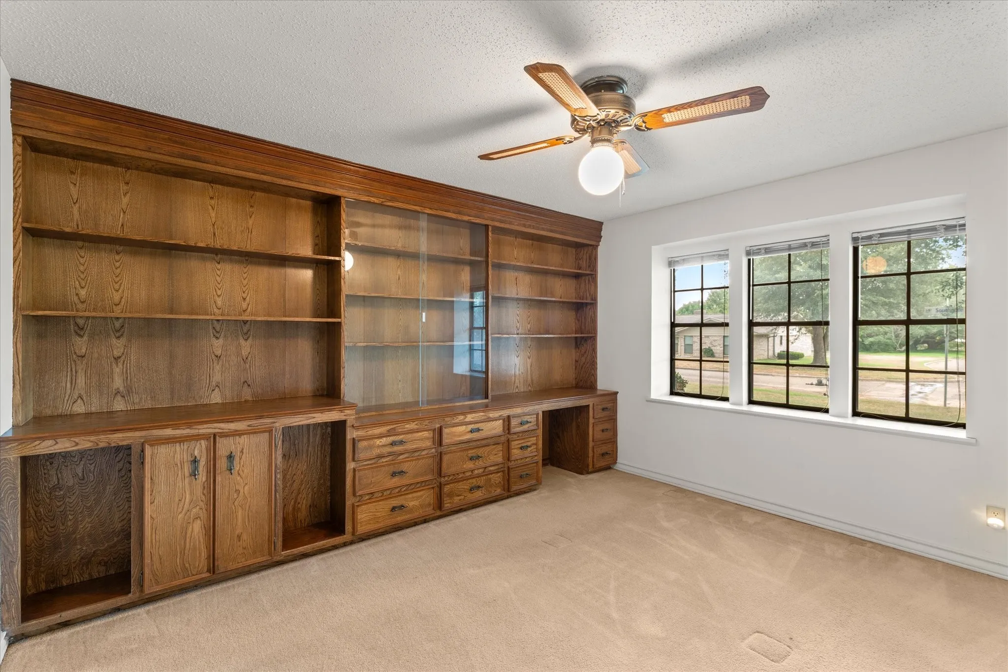 Single Family Residence For Sale in Titus County , 401 Southgate Drive, Mt Pleasant, Texas 75455, 3 Bedroom, 2 Bathroom, 2 Garage spaces, 2,001 Sqft, built in 1978, mls#21375564, Real Estate Agent in Mt Pleasant, Homes For Sale in Titus county, Homes For Sale in Mt Pleasant, Realtor in Mt Pleasant Texas, Real Estate Brokerage Independent Realty Texas, Luminita Cordes Realtor