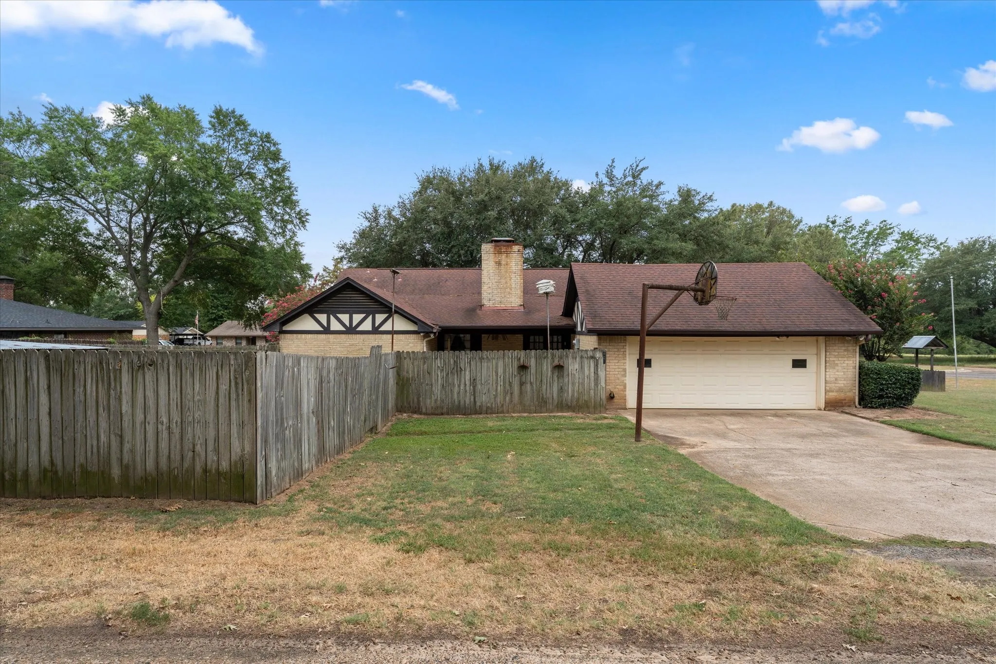 Single Family Residence For Sale in Titus County , 401 Southgate Drive, Mt Pleasant, Texas 75455, 3 Bedroom, 2 Bathroom, 2 Garage spaces, 2,001 Sqft, built in 1978, mls#21375564, Real Estate Agent in Mt Pleasant, Homes For Sale in Titus county, Homes For Sale in Mt Pleasant, Realtor in Mt Pleasant Texas, Real Estate Brokerage Independent Realty Texas, Luminita Cordes Realtor