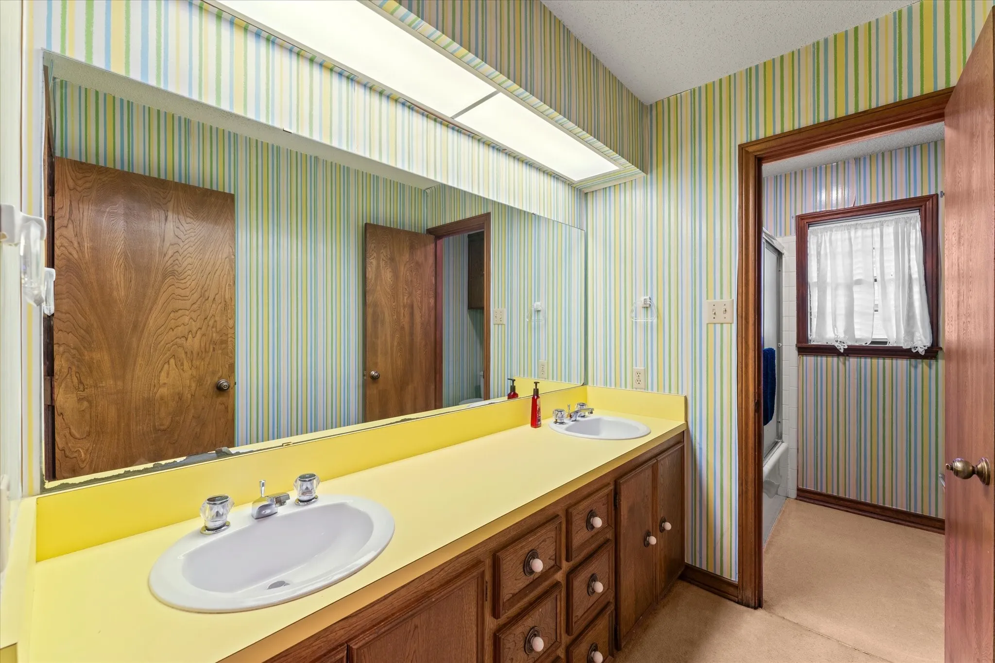 Single Family Residence For Sale in Titus County , 401 Southgate Drive, Mt Pleasant, Texas 75455, 3 Bedroom, 2 Bathroom, 2 Garage spaces, 2,001 Sqft, built in 1978, mls#21375564, Real Estate Agent in Mt Pleasant, Homes For Sale in Titus county, Homes For Sale in Mt Pleasant, Realtor in Mt Pleasant Texas, Real Estate Brokerage Independent Realty Texas, Luminita Cordes Realtor
