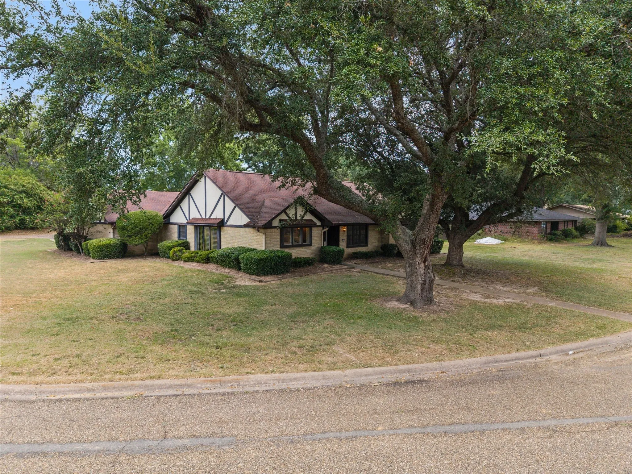 Single Family Residence For Sale in Titus County , 401 Southgate Drive, Mt Pleasant, Texas 75455, 3 Bedroom, 2 Bathroom, 2 Garage spaces, 2,001 Sqft, built in 1978, mls#21375564, Real Estate Agent in Mt Pleasant, Homes For Sale in Titus county, Homes For Sale in Mt Pleasant, Realtor in Mt Pleasant Texas, Real Estate Brokerage Independent Realty Texas, Luminita Cordes Realtor