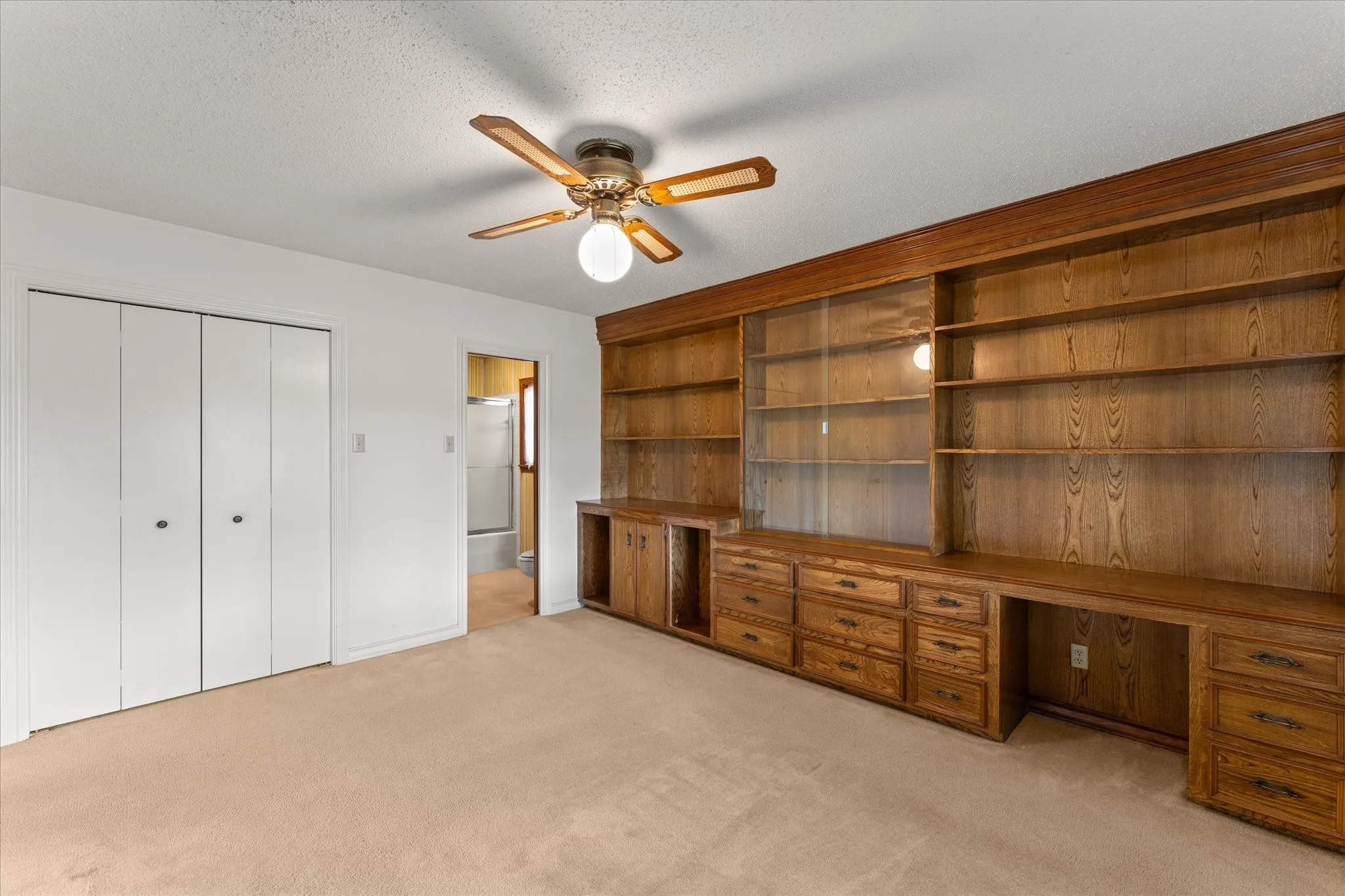 Single Family Residence For Sale in Titus County , 401 Southgate Drive, Mt Pleasant, Texas 75455, 3 Bedroom, 2 Bathroom, 2 Garage spaces, 2,001 Sqft, built in 1978, mls#21375564, Real Estate Agent in Mt Pleasant, Homes For Sale in Titus county, Homes For Sale in Mt Pleasant, Realtor in Mt Pleasant Texas, Real Estate Brokerage Independent Realty Texas, Luminita Cordes Realtor
