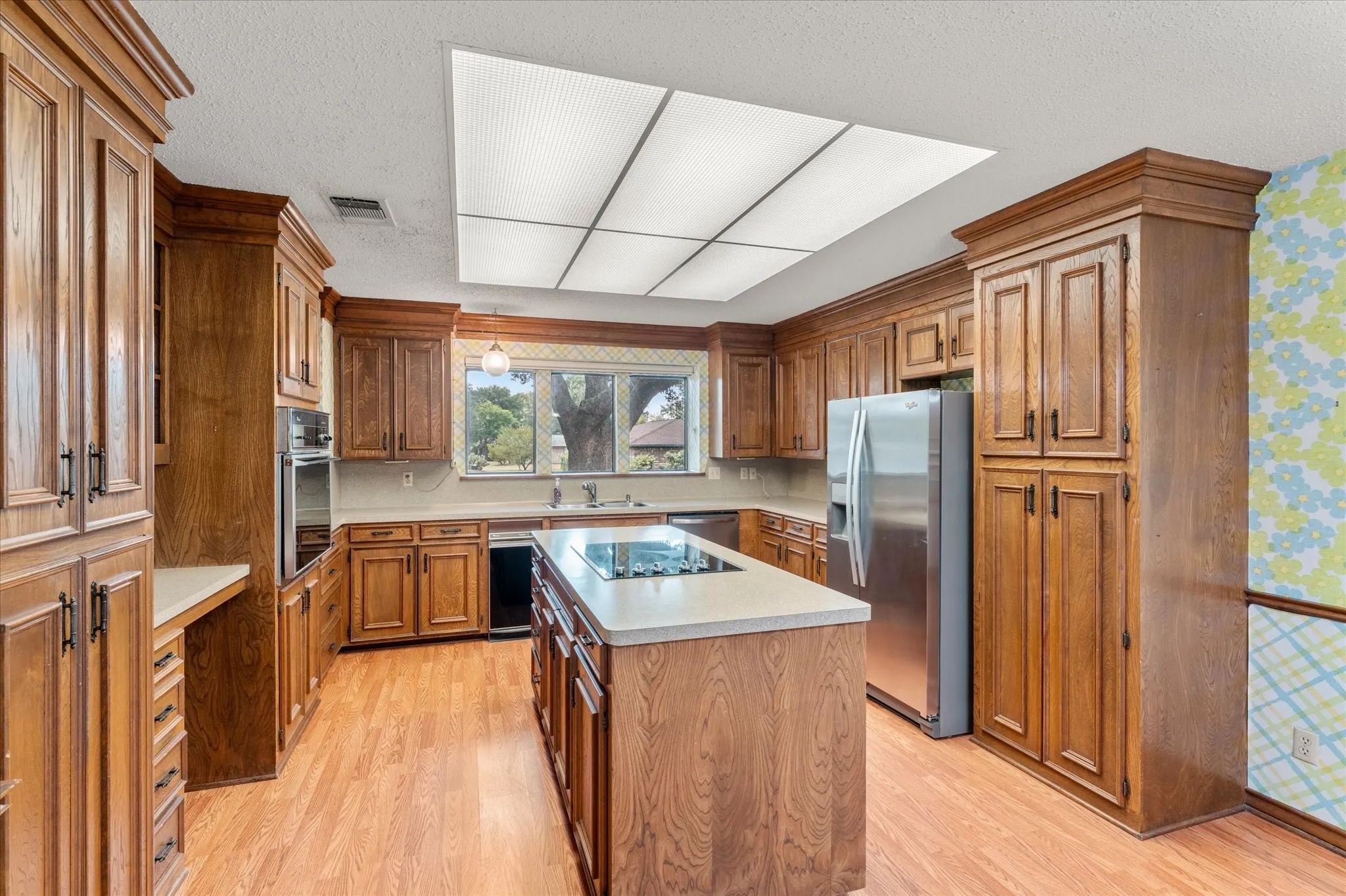 Single Family Residence For Sale in Titus County , 401 Southgate Drive, Mt Pleasant, Texas 75455, 3 Bedroom, 2 Bathroom, 2 Garage spaces, 2,001 Sqft, built in 1978, mls#21375564, Real Estate Agent in Mt Pleasant, Homes For Sale in Titus county, Homes For Sale in Mt Pleasant, Realtor in Mt Pleasant Texas, Real Estate Brokerage Independent Realty Texas, Luminita Cordes Realtor
